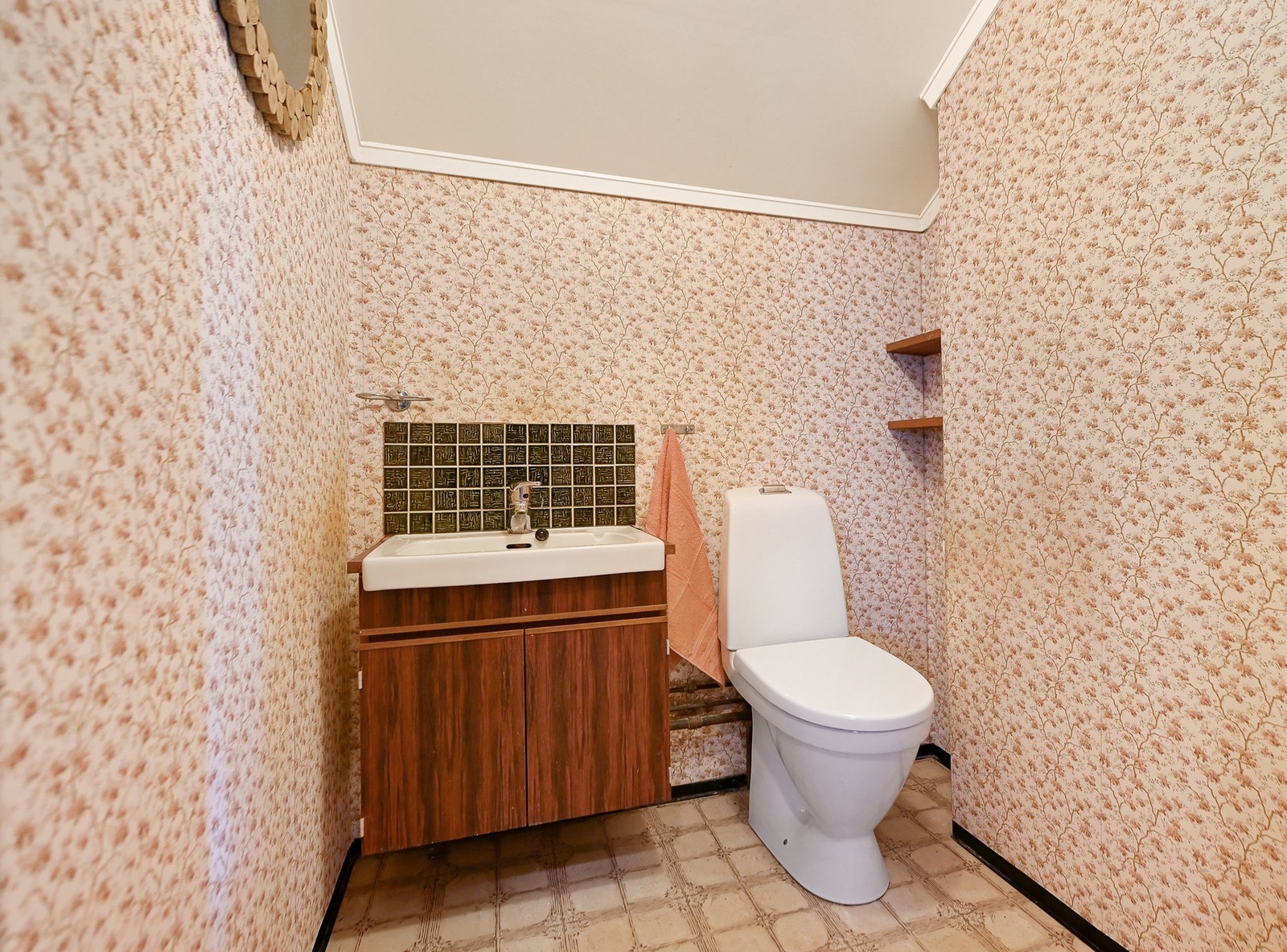 Toalettet er innredet med servantskap og gulvstående wc. Galleribilde