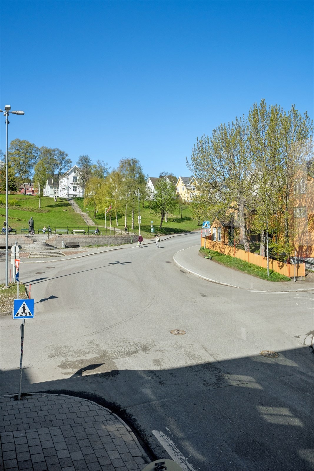 Utsikt mot Kongeparken fra soverom nr. 2. Galleribilde