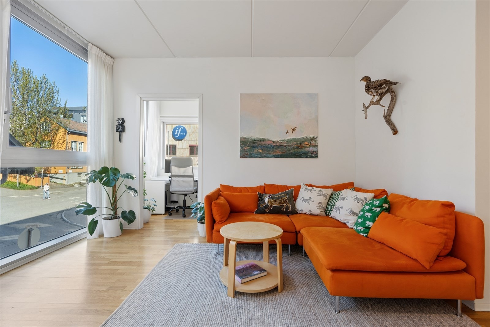 Leiligheten har en åpen stue- og kjøkkenløsning med gjennomgående parkett på gulvene. Galleribilde