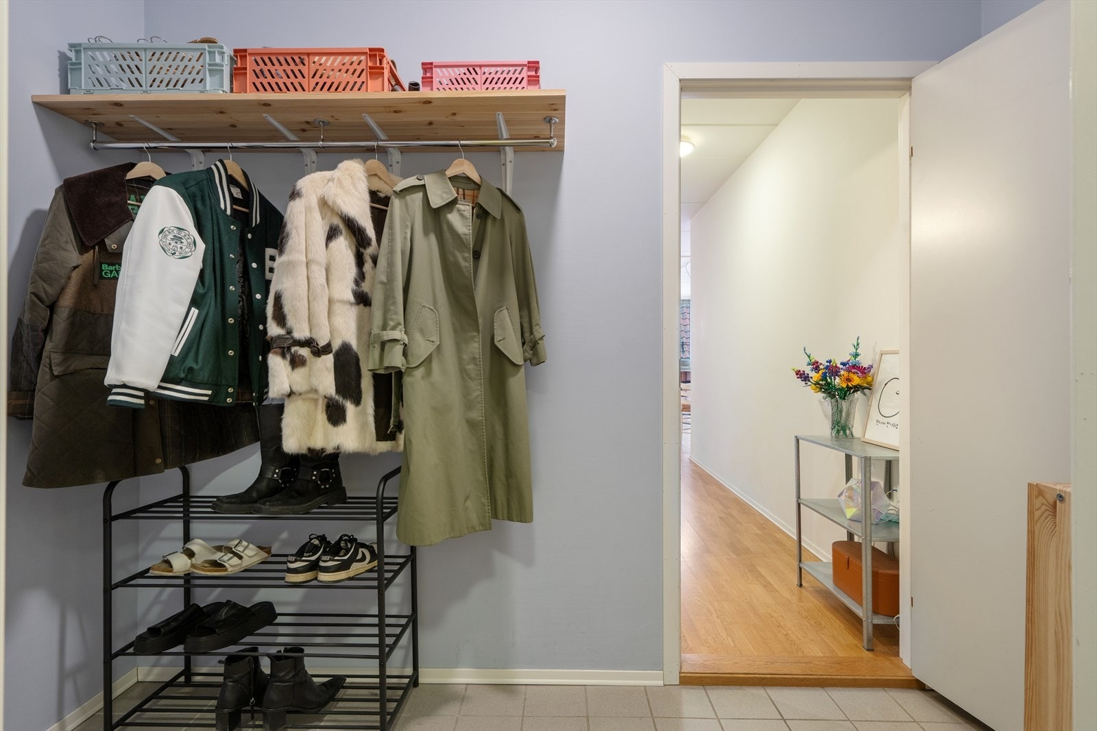 Vindfanget har flislagt gulv og god plass til oppbevaring av yttertøy og sko. Galleribilde