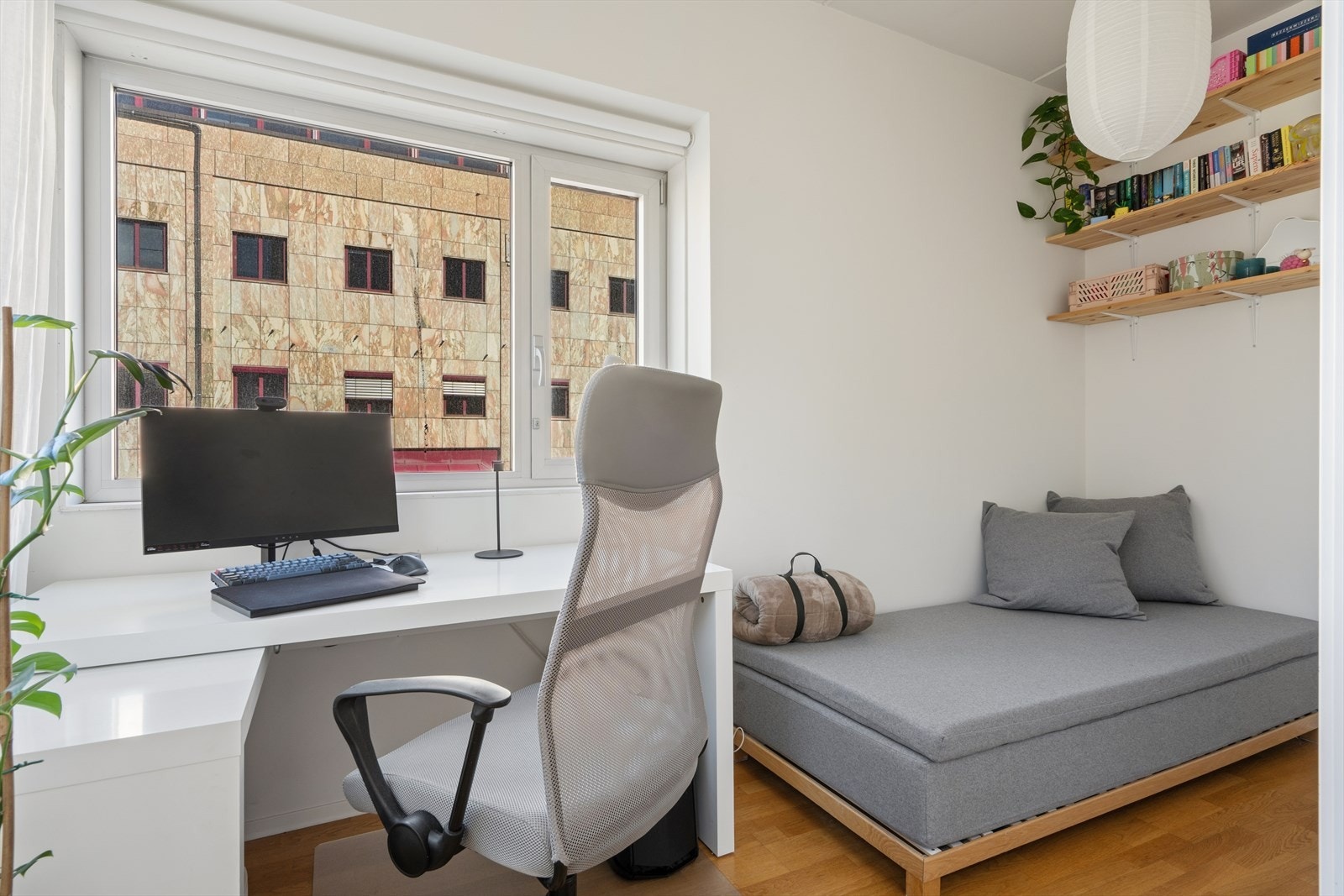Det andre soverommet ble etablert i 2021 og er ideelt som kontor, gjesterom eller barnerom. Galleribilde