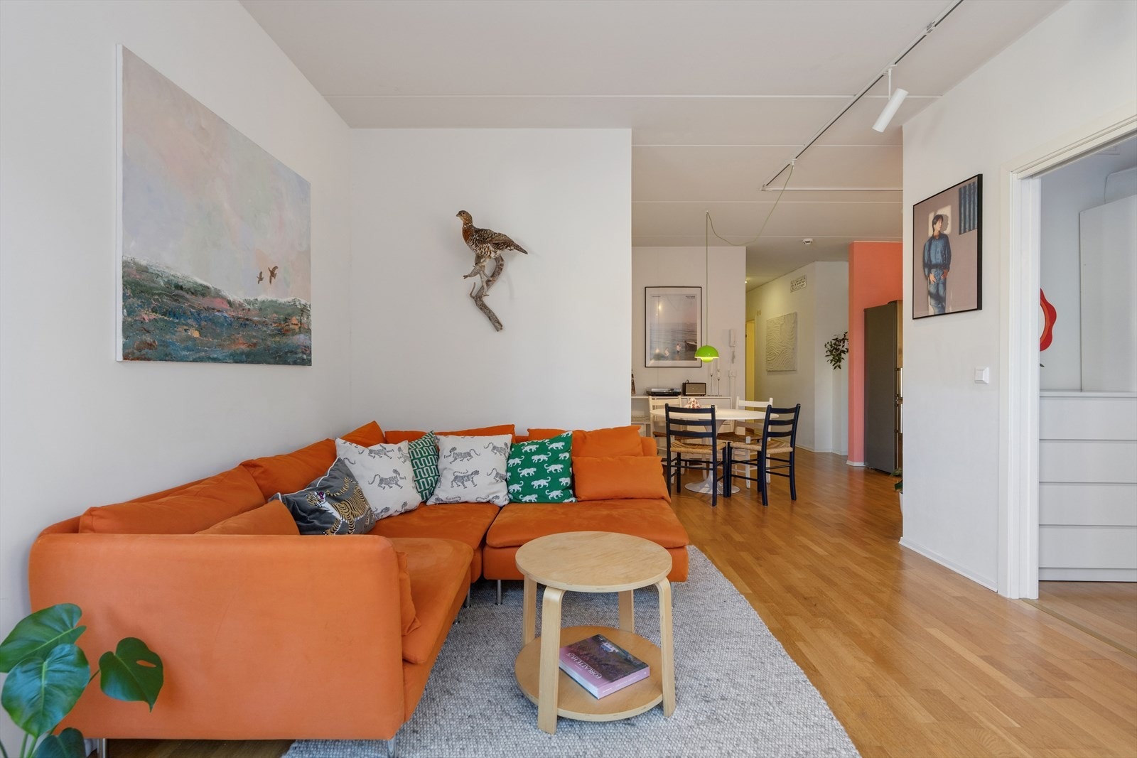 Stuen har god plass til både sofagruppe og spisebord, med funksjonelle soner for sosialt samvær. Galleribilde