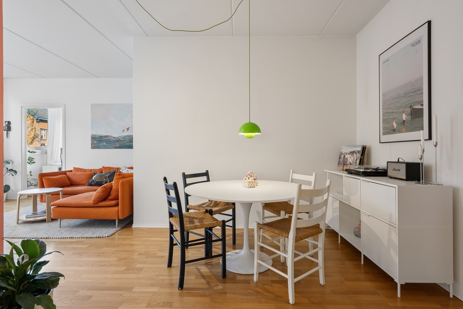 Spisestuen er en naturlig del av den åpne løsningen og binder kjøkken og stue sammen. Galleribilde