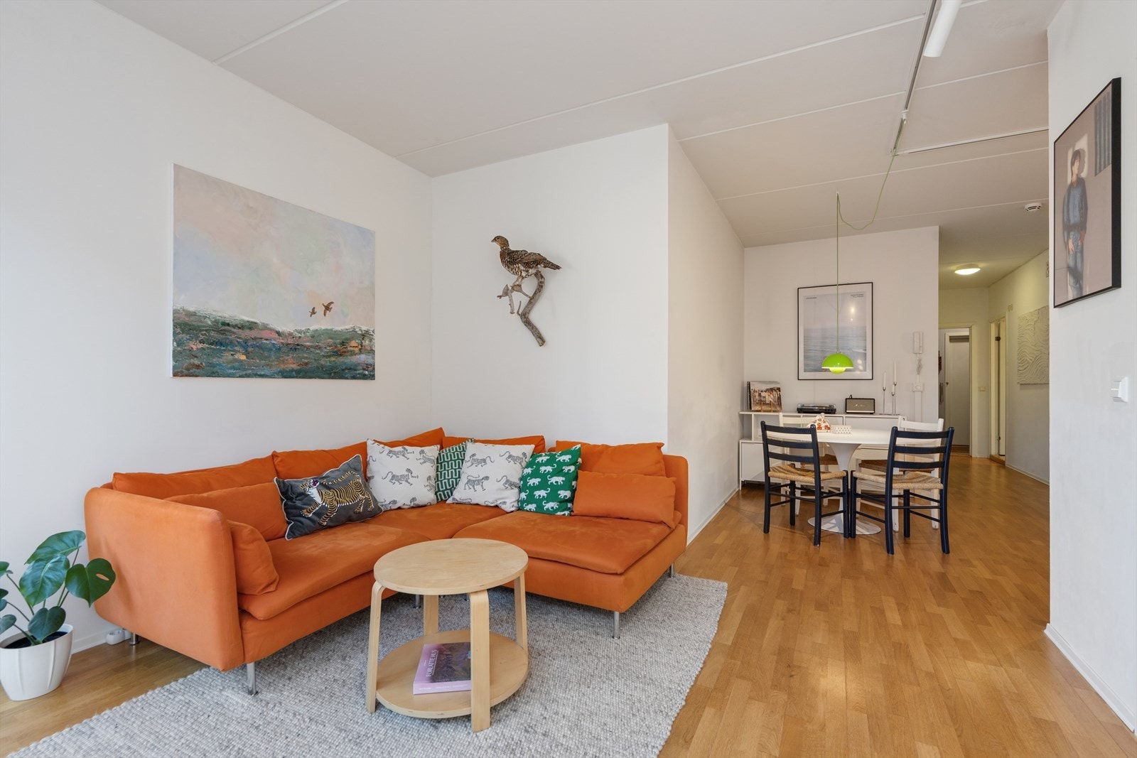 Fra denne sentrale beliggenheten er det umiddelbar nærhet til Storgata og byens rike utvalg av butikker og kafeer. Galleribilde