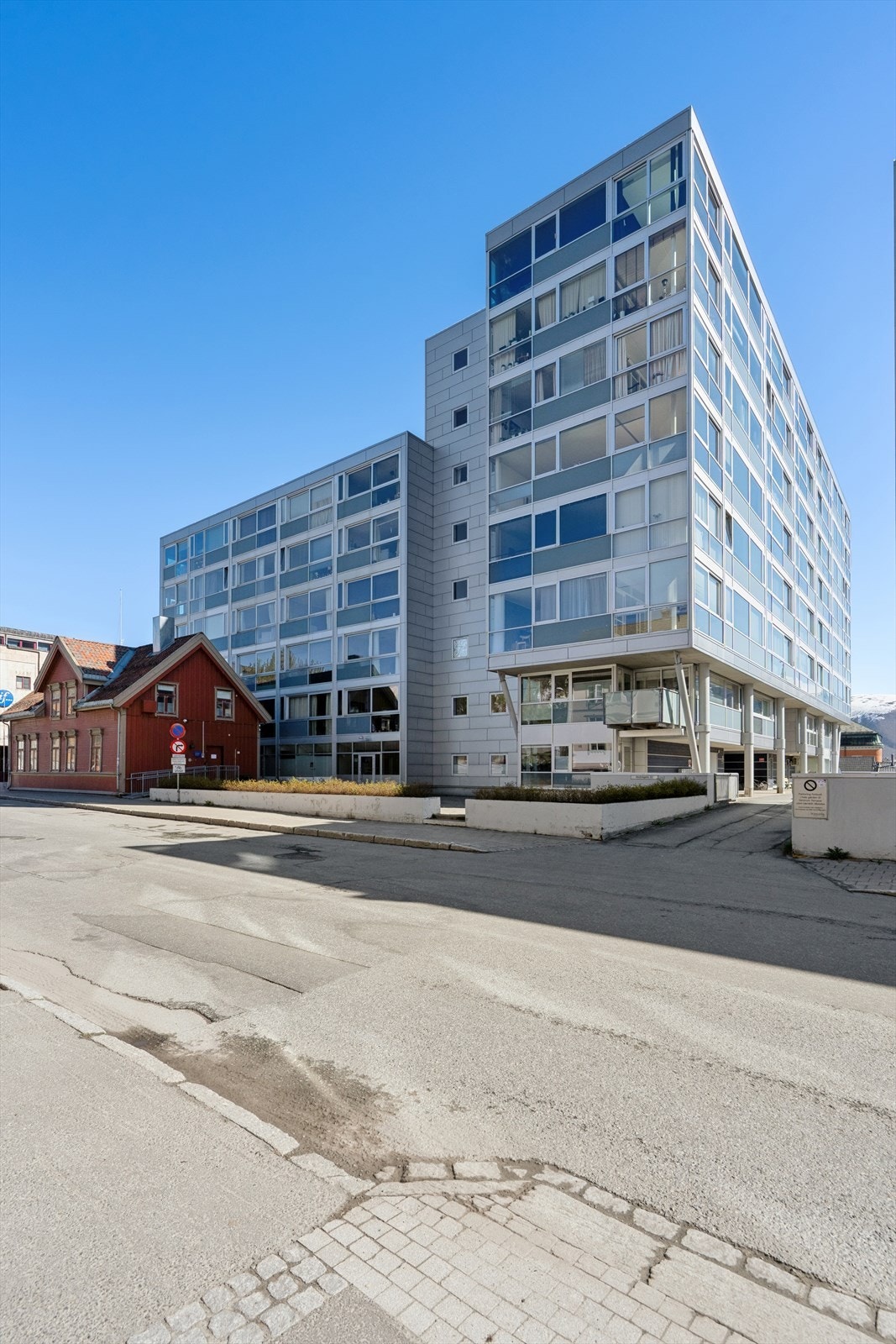 Leiligheten ligger i 4. etasje i et leilighetsbygg fra 2002 midt i Tromsø sentrum. Galleribilde