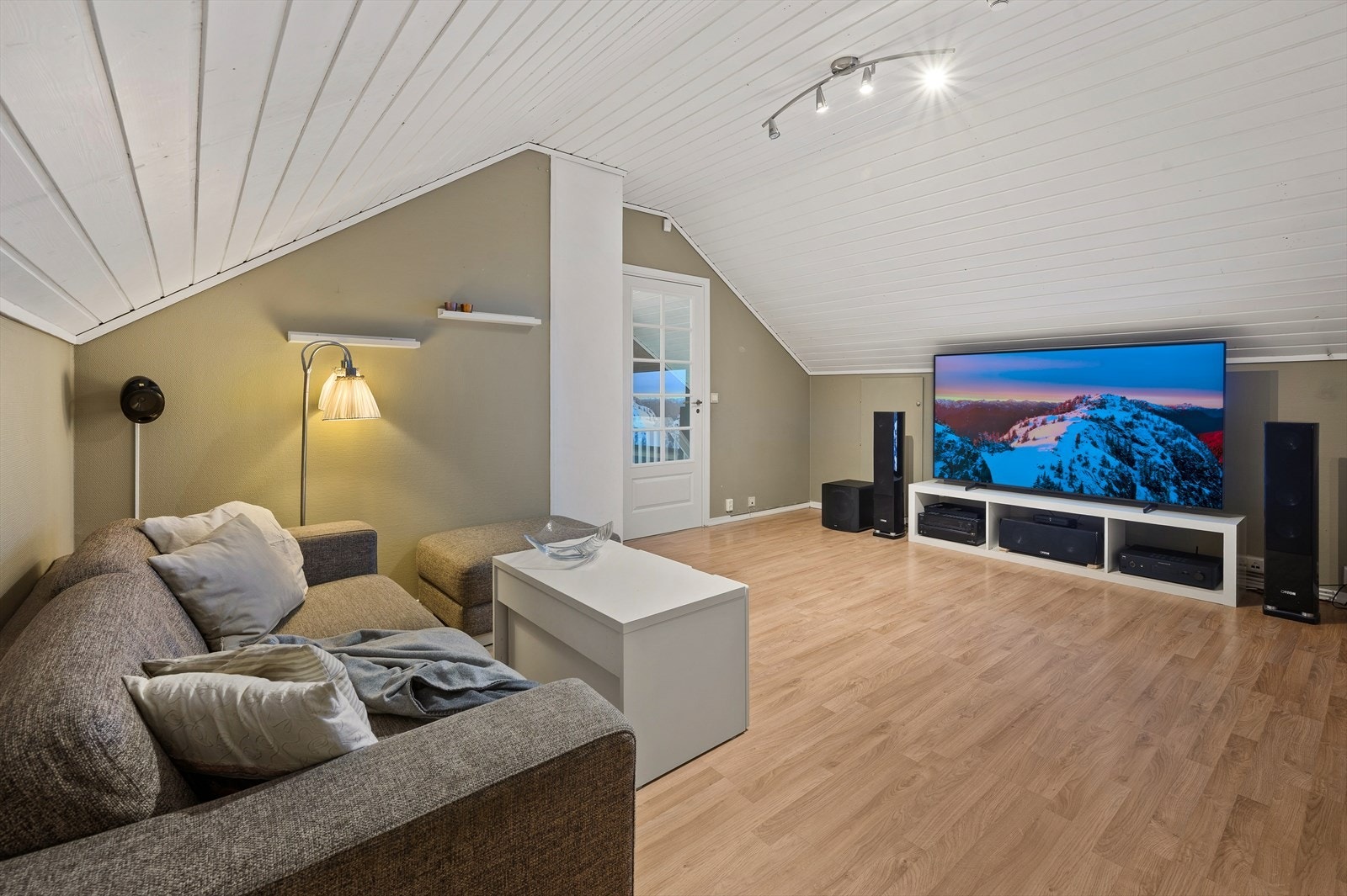 Romslig loftstue på 18,5m² Galleribilde