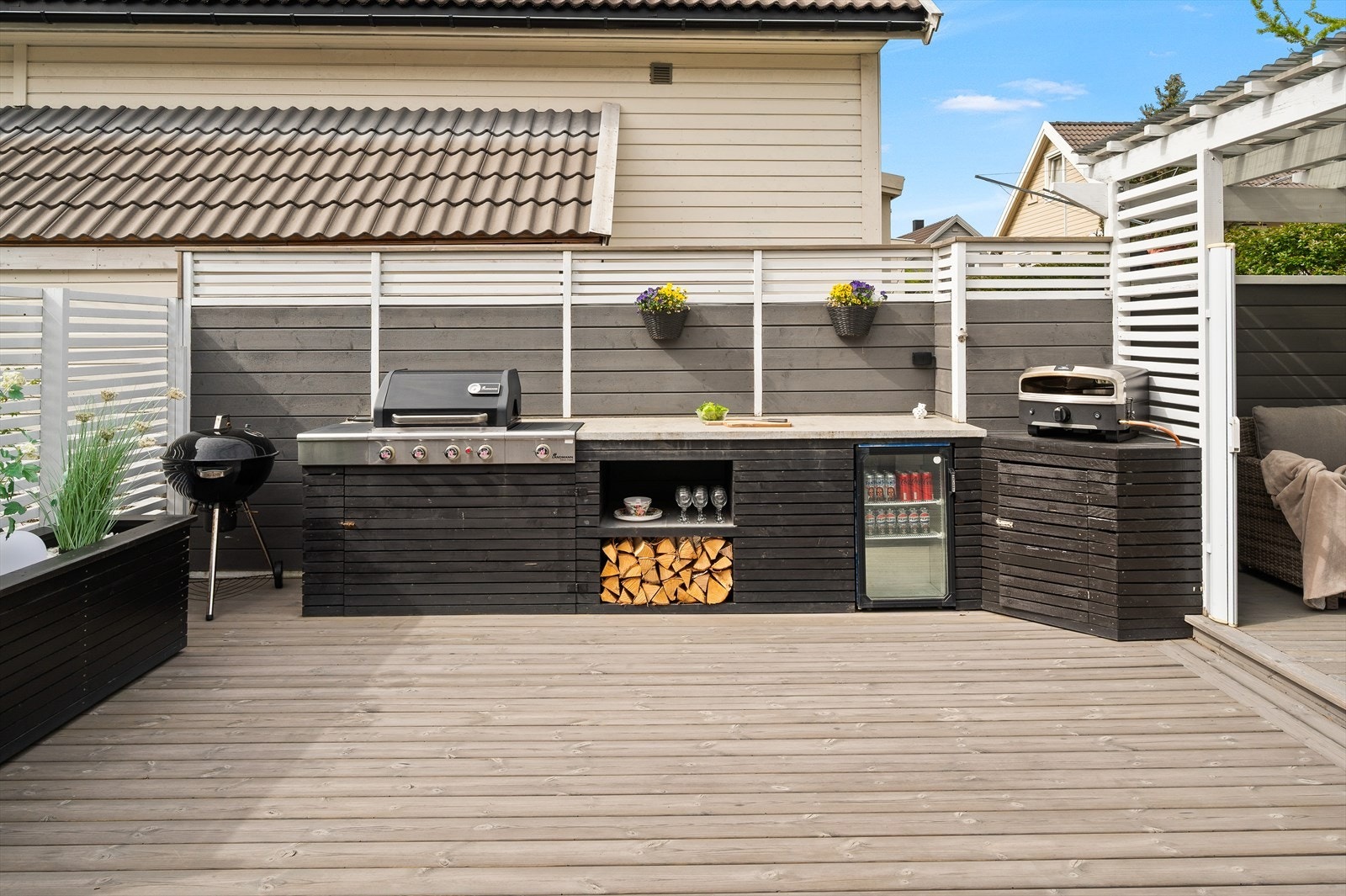 Utekjøkken som passer ypperlig for grilling og matlaging på varme sommerdager. Galleribilde