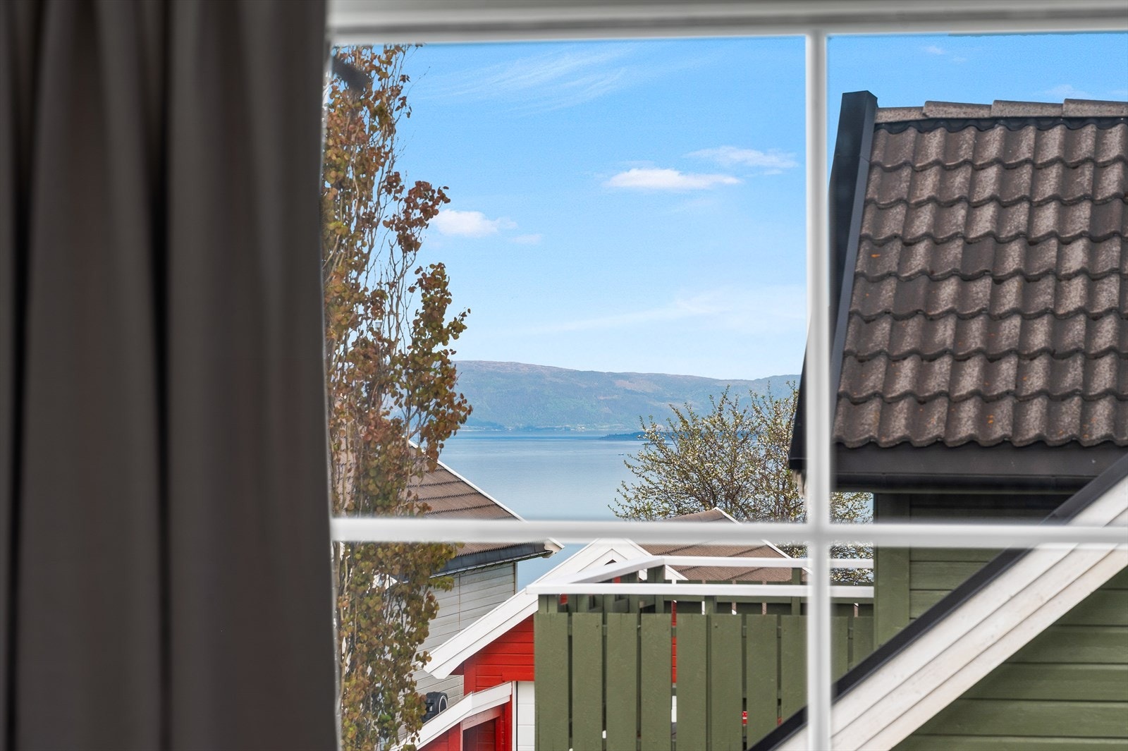 Fra soverommet er det utsikt over fjorden Galleribilde