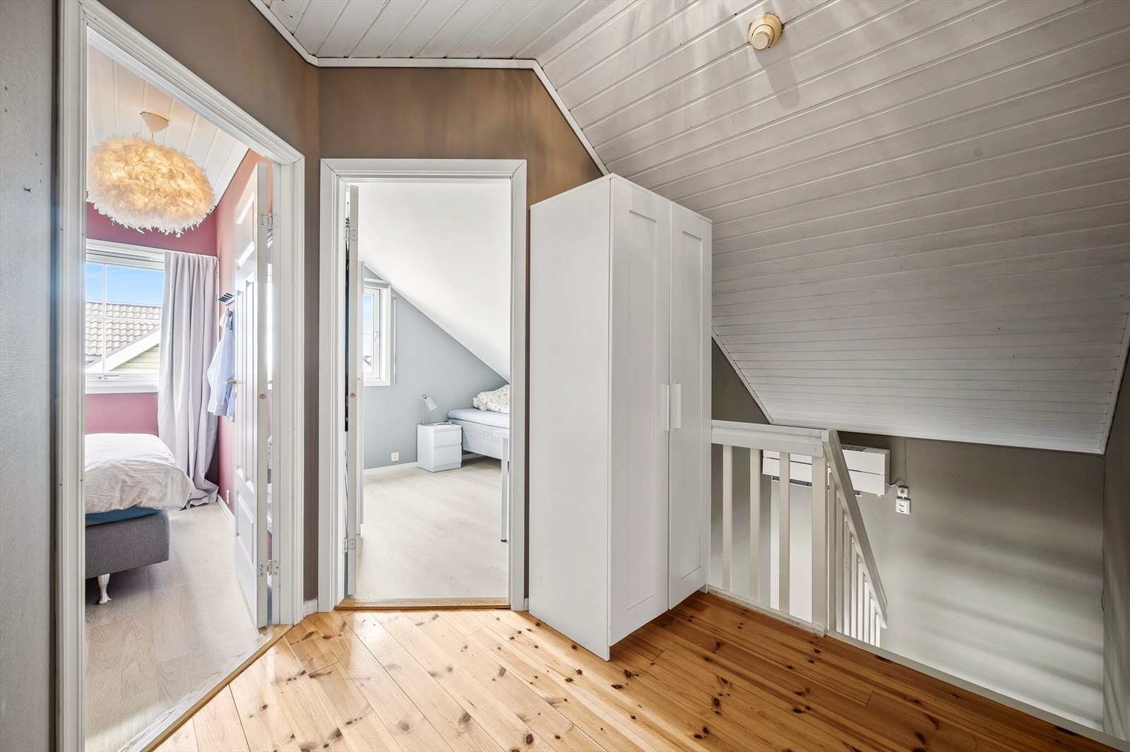 2. etasje består av 4 soverom, loftstue og toalettrom. Galleribilde