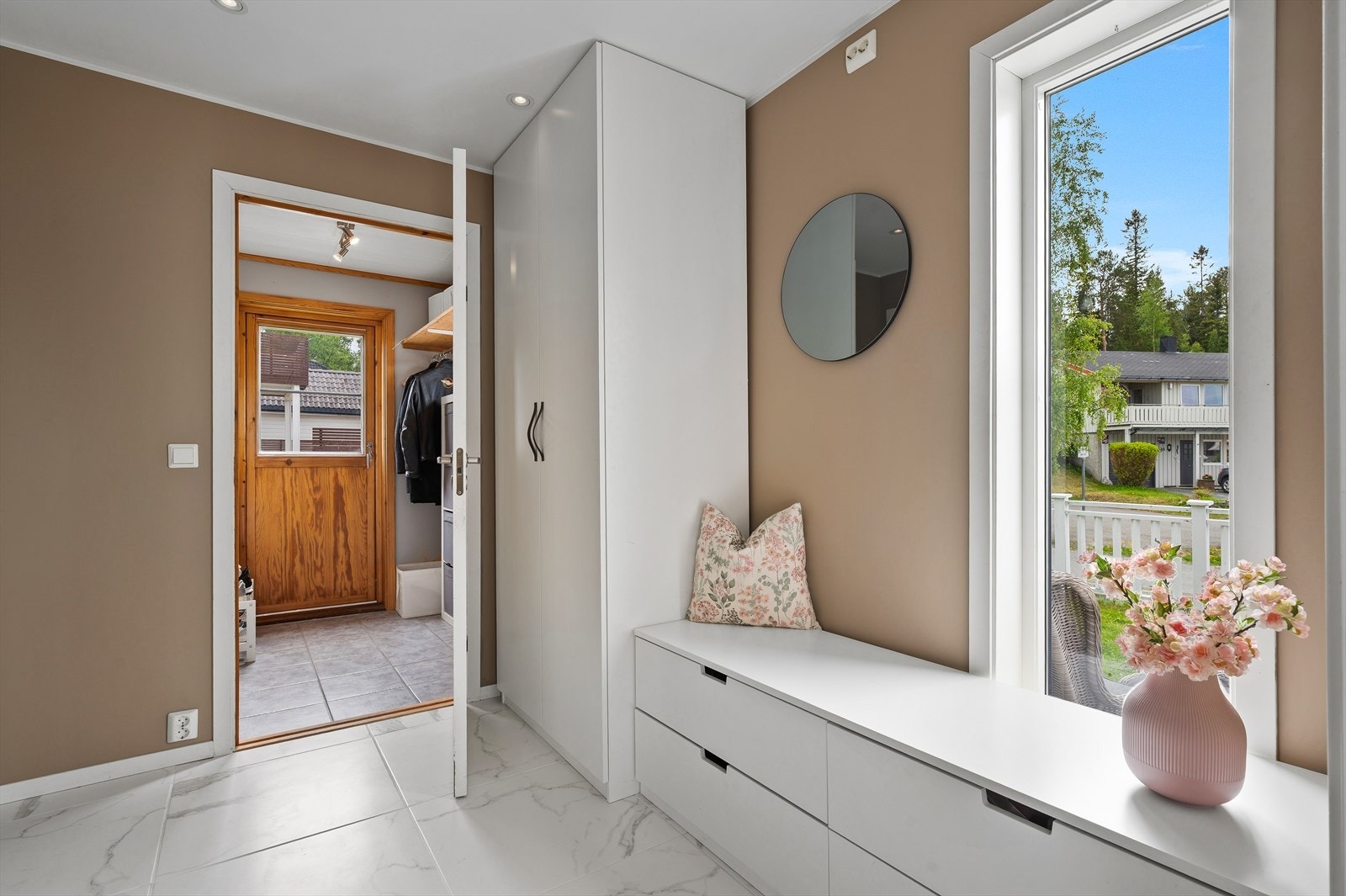 Fra entré er det adkomst til gang/garderobe på 4m² Galleribilde
