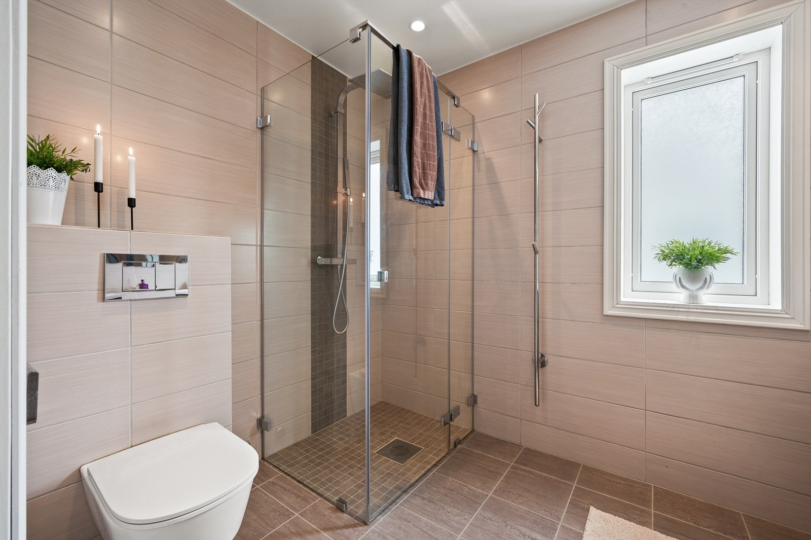 Badet har varme i det flisbelagte gulvet og innredning fra Kvalsvik Galleribilde