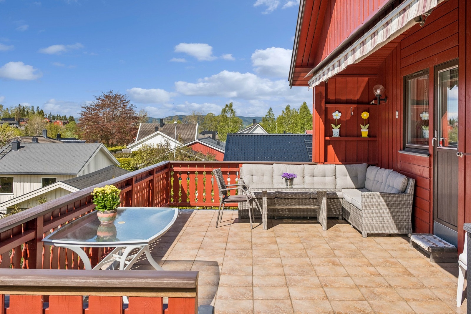 Solrik terrasse med markise. Galleribilde