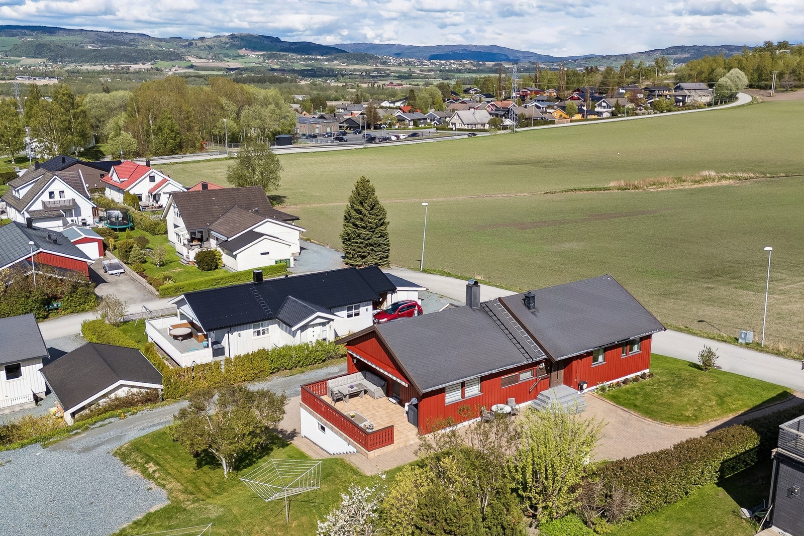 Fin beliggenhet, med kort avstand til skole, barnehage, aktivitetspark og togstopp. Galleribilde