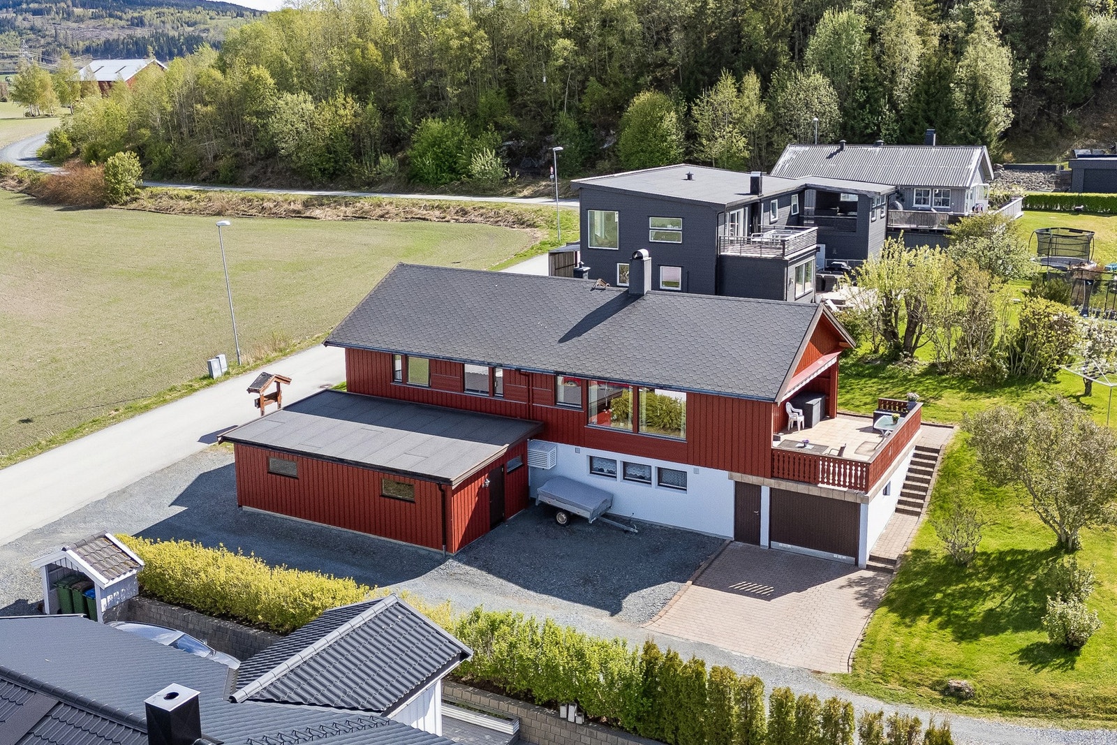 En flott og velholdt enebolig beliggende i ytterkanten av boligfeltet i Vinne. Galleribilde