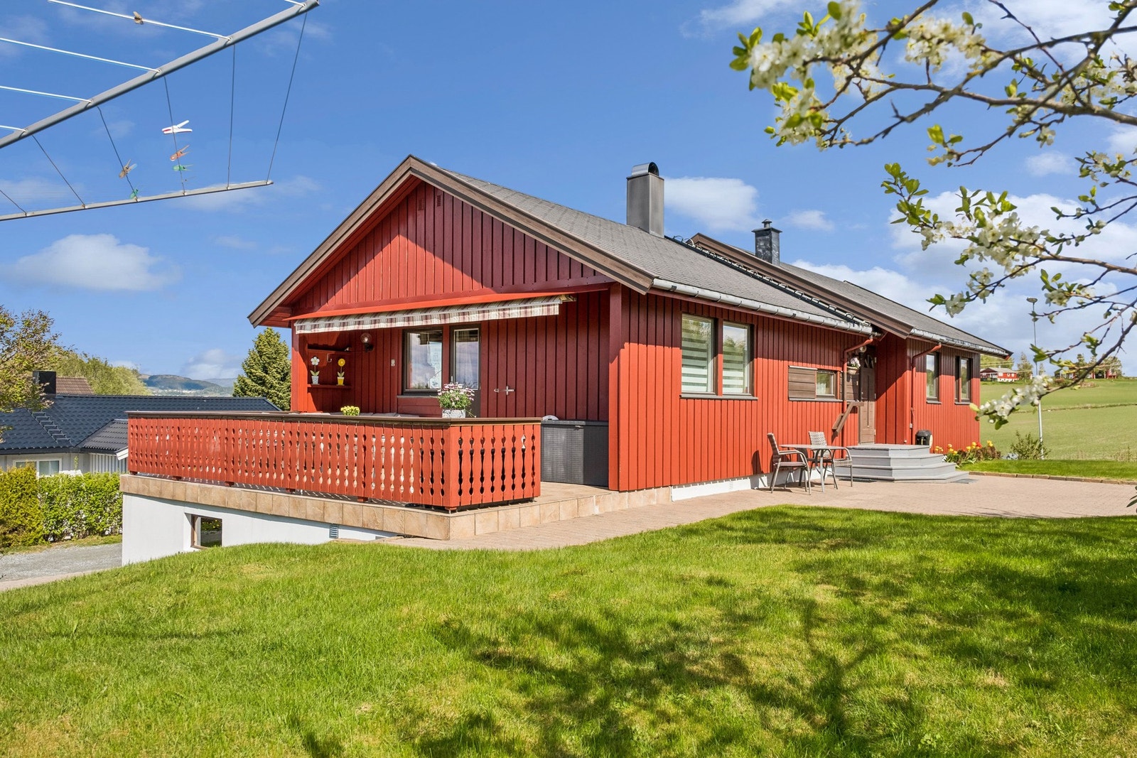 Tomta er pent opparbeidet og velstelt. Galleribilde