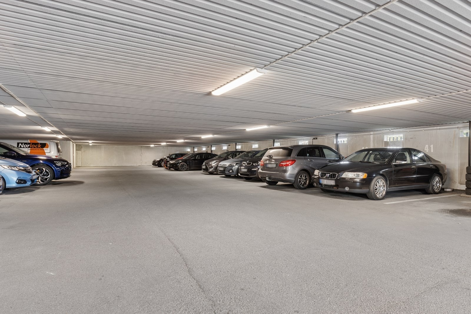 Fast garasjeplass innendørs Galleribilde