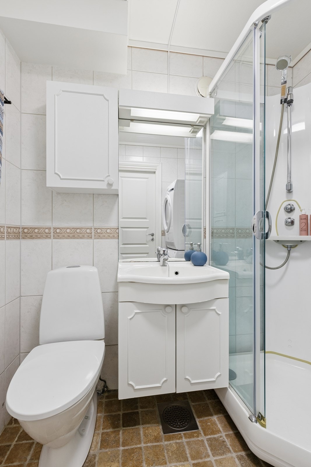 Baderom med dusjkabinett, servant og WC Galleribilde