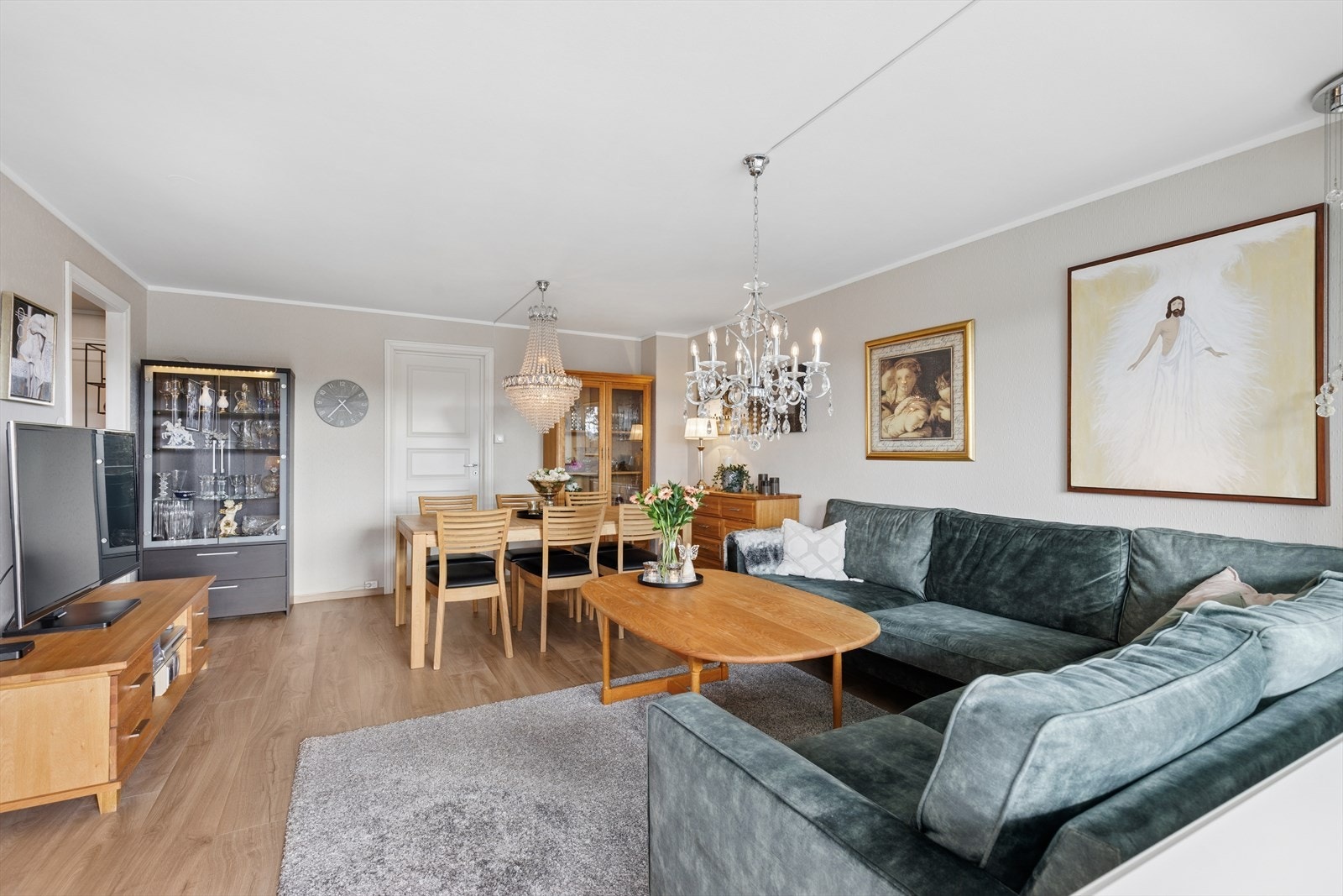 Stuen er lys og pen - Her er det plass til flere gjester Galleribilde
