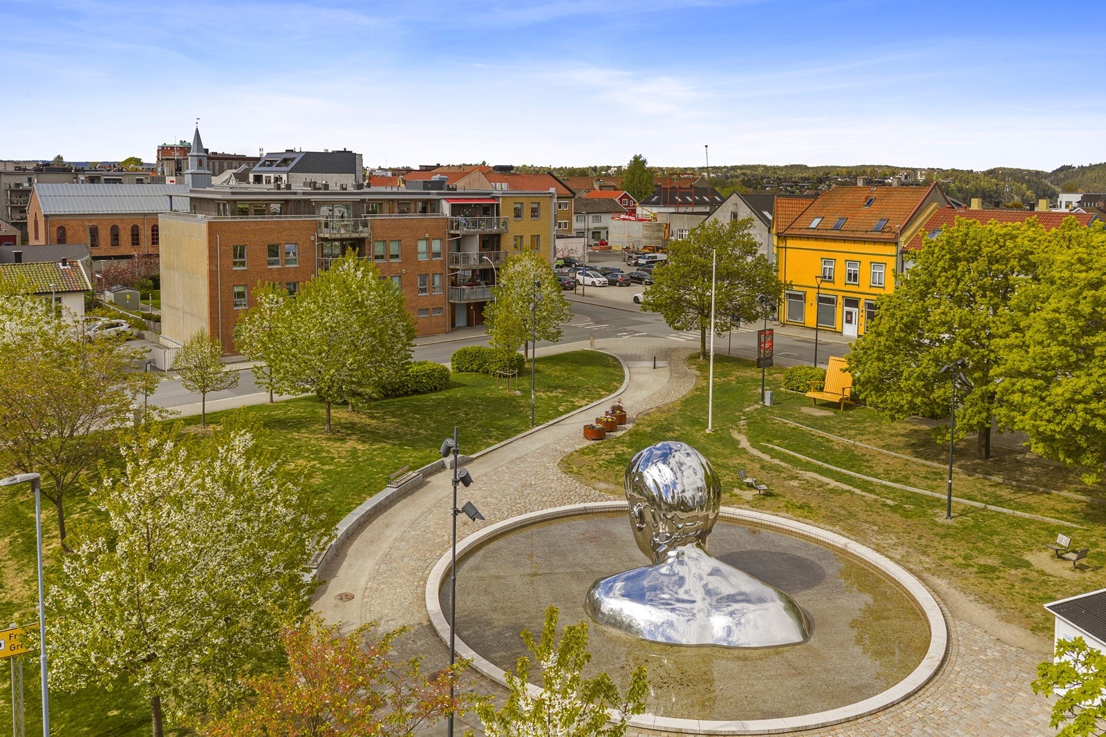 Rett utenfor døren ligger St. Marie plass, et hyggelig parkområde og et knutepunkt for offentlig transport. Galleribilde