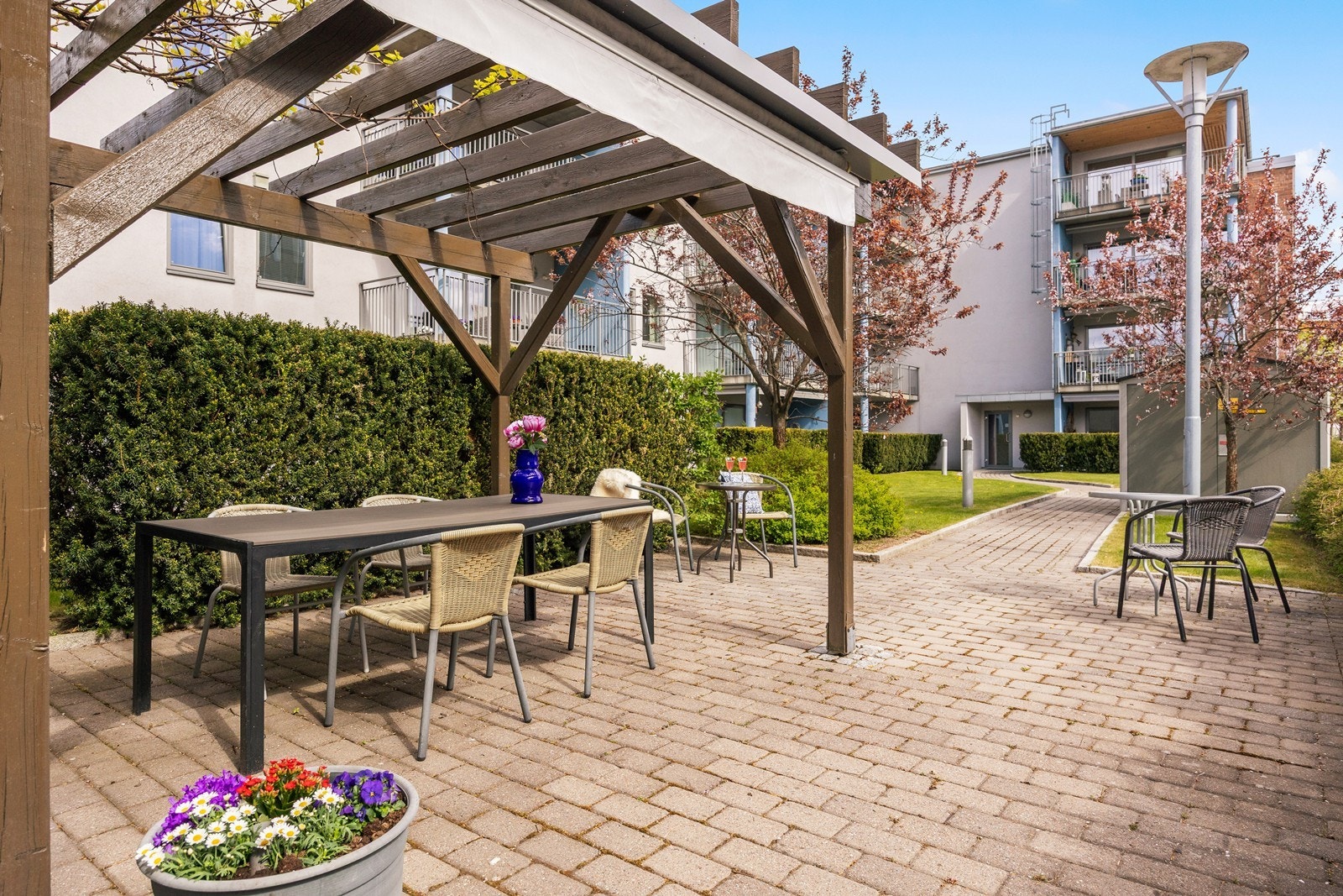 Hyggelig felles uteplass med pergola og sittegrupper for beboerne. Galleribilde