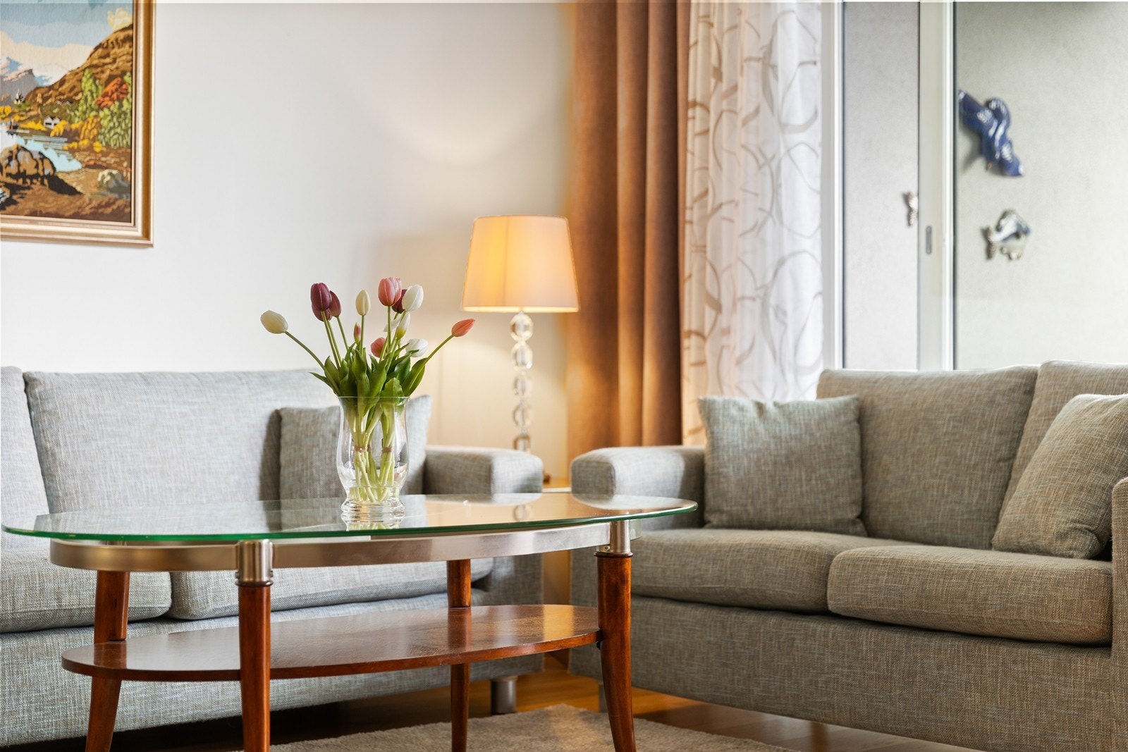 Stuen er lett å møblere og har god plass til en romslig sofagruppe. Galleribilde