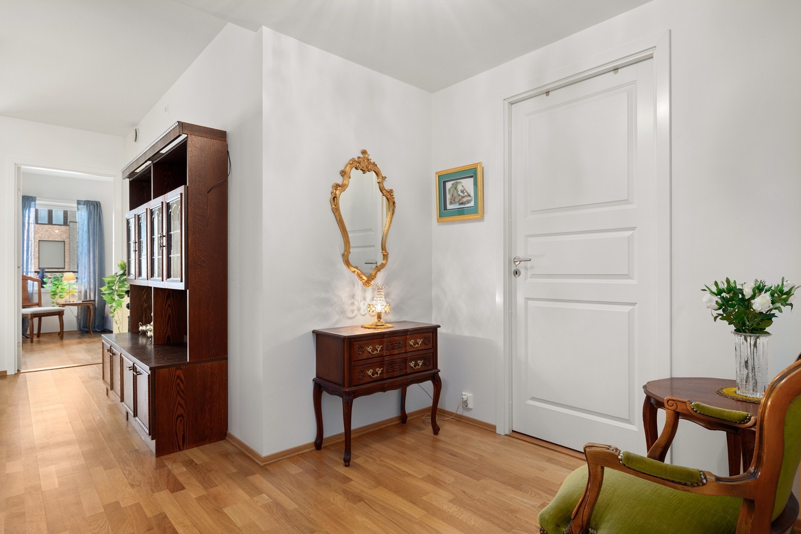 Entréen ønsker velkommen inn og har parkett på gulv, som er gjennomgående i de fleste rom. Galleribilde