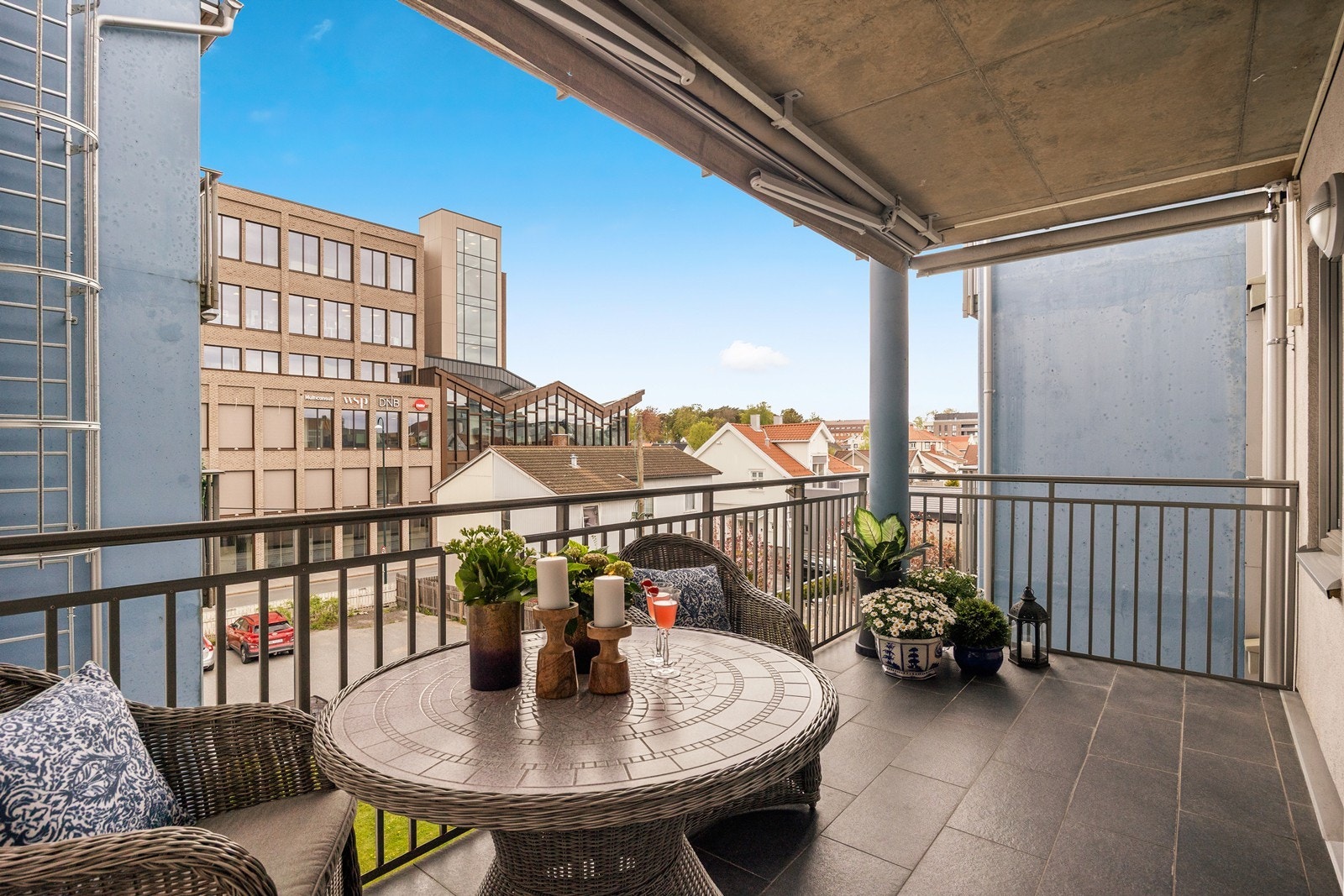 Den romslige balkongen på 12 m² har god plass til en sittegruppe og utemøbler. Galleribilde