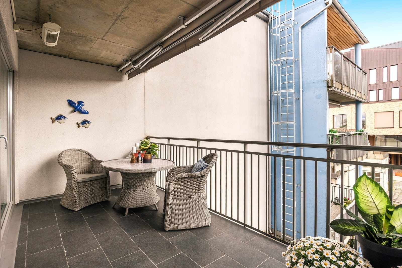Balkongen har flislagt gulv og adkomst via skyvedør fra stuen. Det er både markise- og terrassevarmer der. Galleribilde