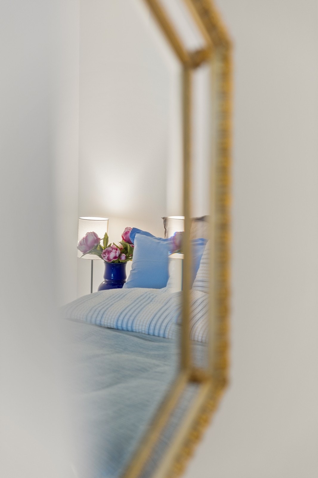 Detalj fra soverommet. Veggene har malte plater og det er parkett på gulvet. Galleribilde