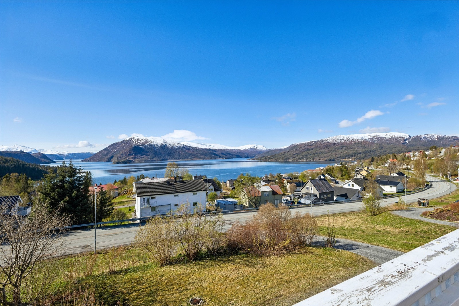 Her kan du nyte en vidstrakt utsikt mot blant annet Hemnesberget, Sundsholmen og fjorden. Galleribilde