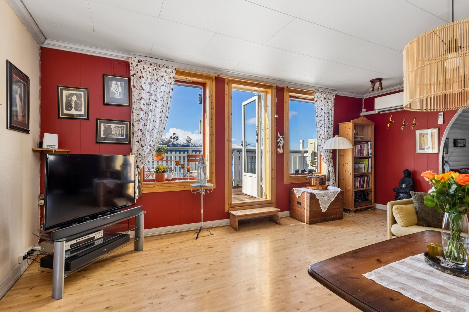 Fra stuen er det utgang til veranda med en upåklagelig utsikt. Galleribilde