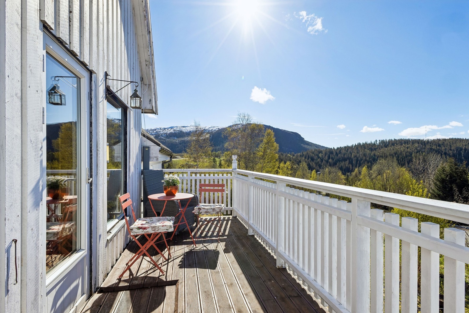 Verandaen har plass til en liten sittegruppe. Galleribilde
