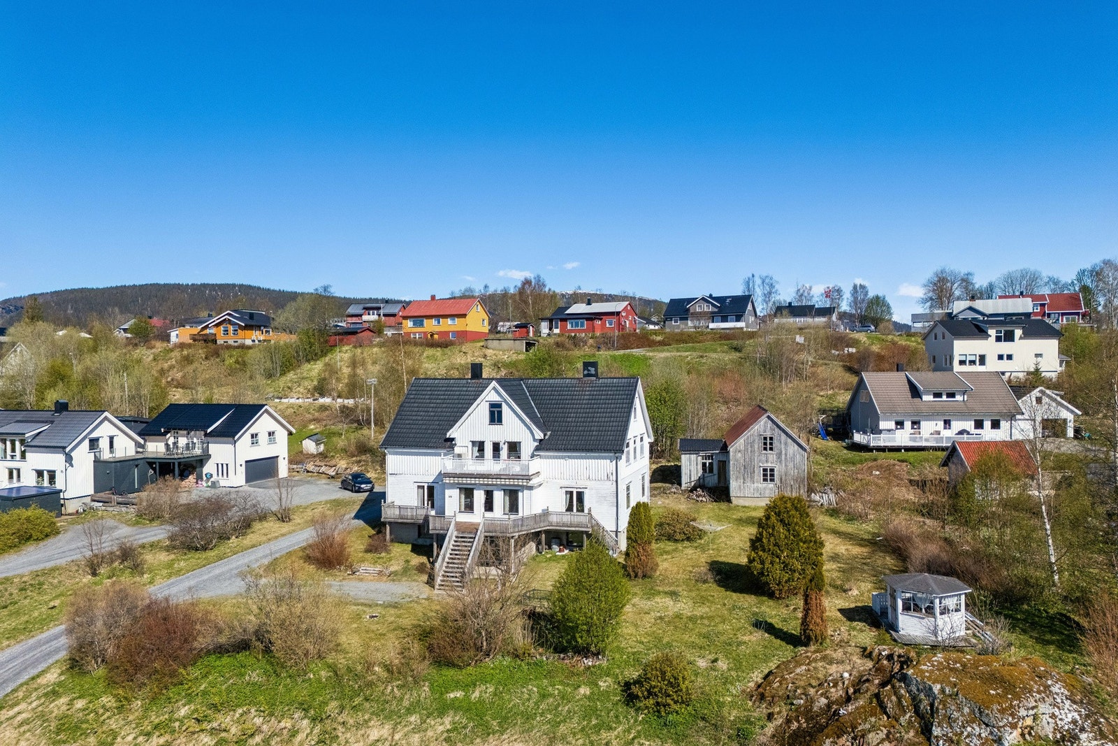 Her har du en innholdsrik enebolig over fire plan med et samlet bruksareal på 515 kvm. Eiendommen inkluderer også et uthus på 90 kvm. Galleribilde