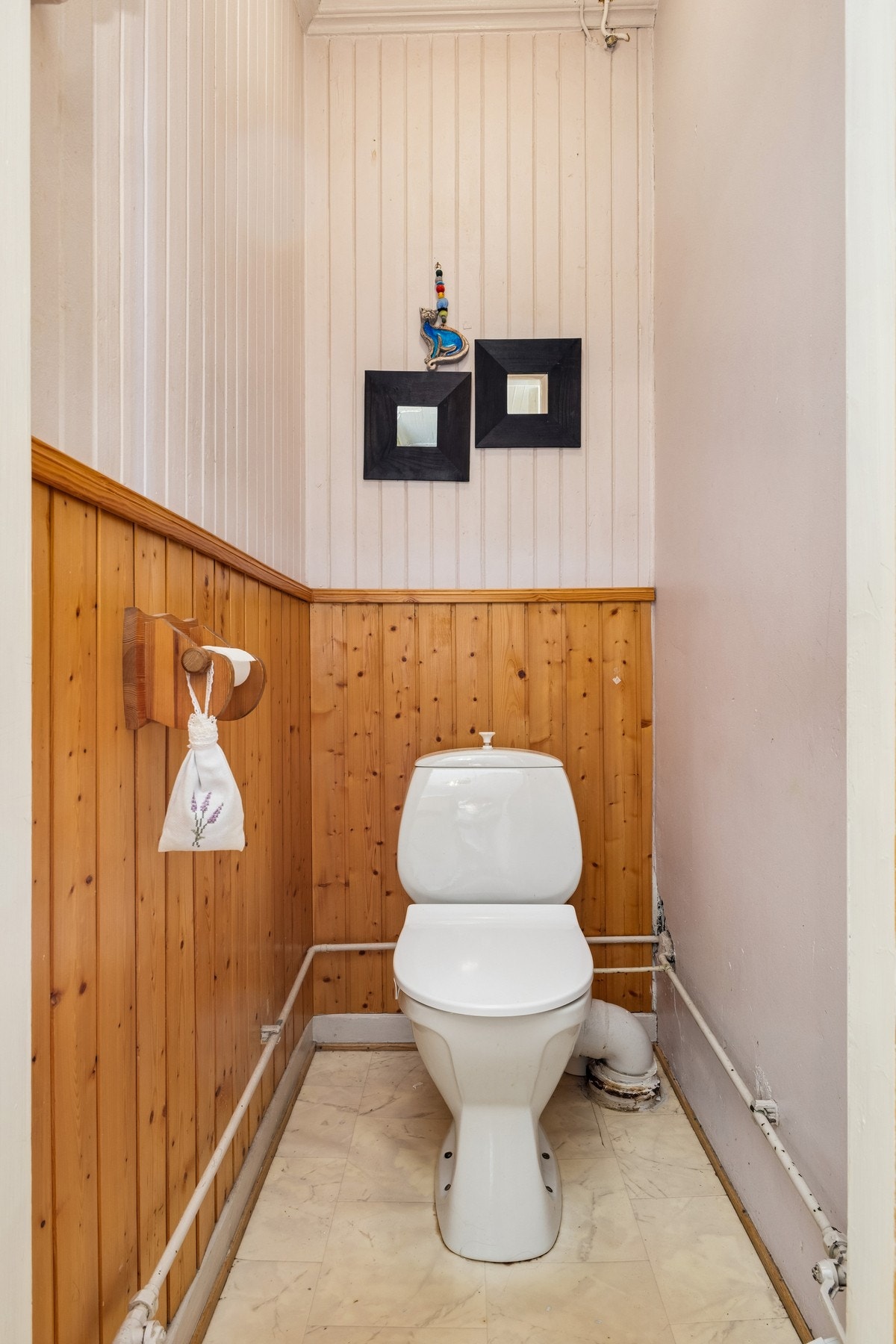 Separat toalettrom i andre etasje med panel på vegger. Galleribilde