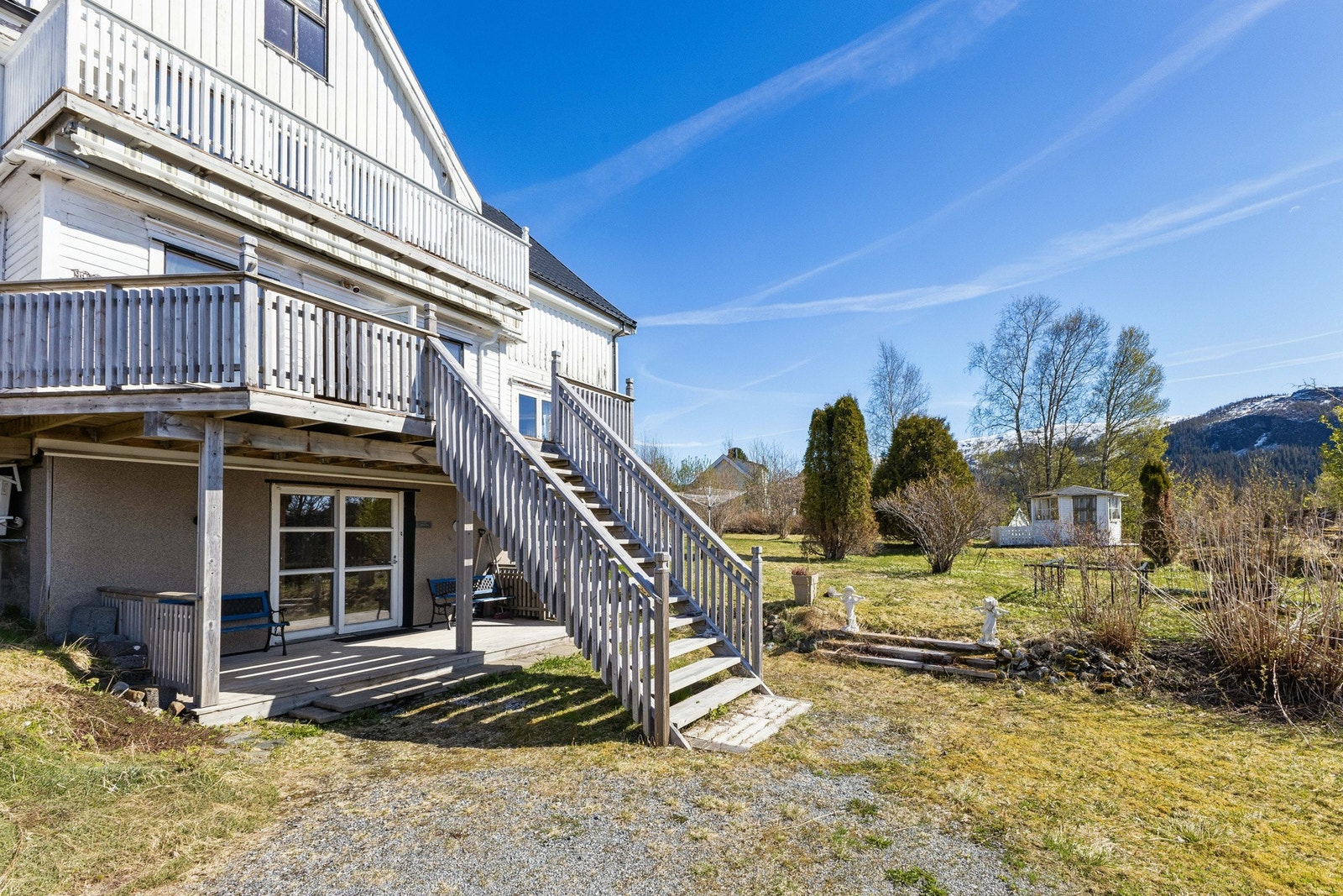 Sørvendt terrasse på ca. 34 m² fra 2018, med trapp ned til hagen. Galleribilde