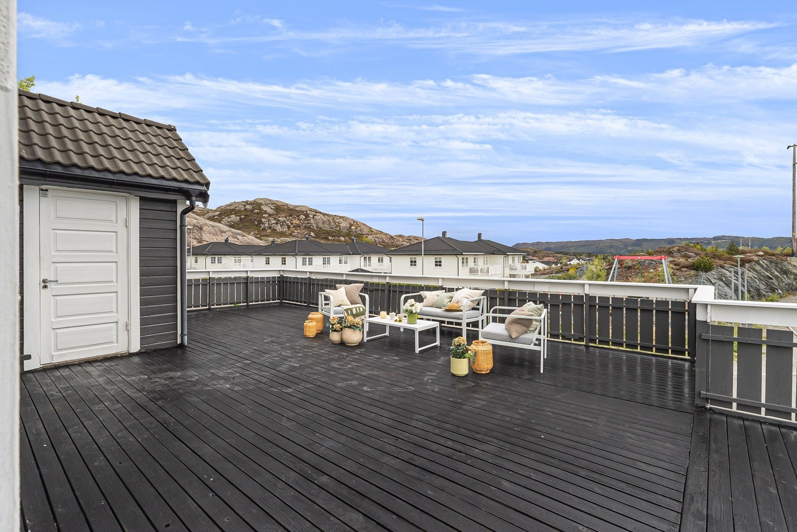 Her får du både romslig garasje med loft, stort uteområde og en flott utsikt mot sjø, natur- og nærområdet. Galleribilde