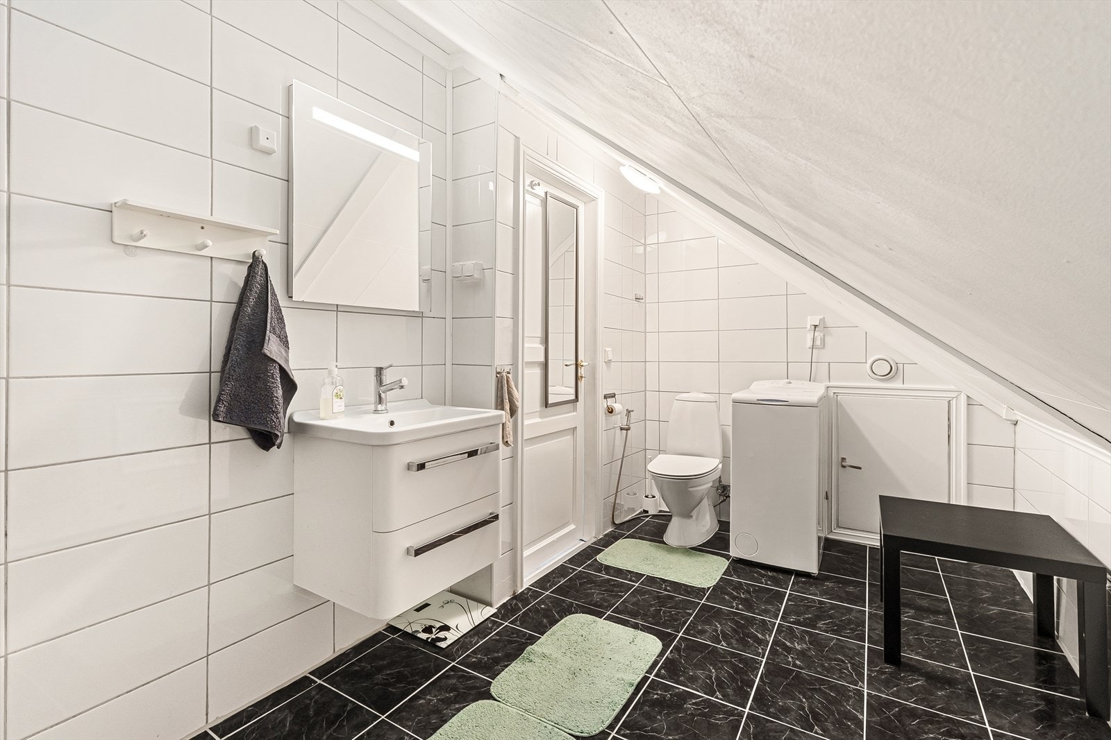 Badet er innredet med servant i baderomsmøbel, toalett, dusjvegger/hjørne. Galleribilde