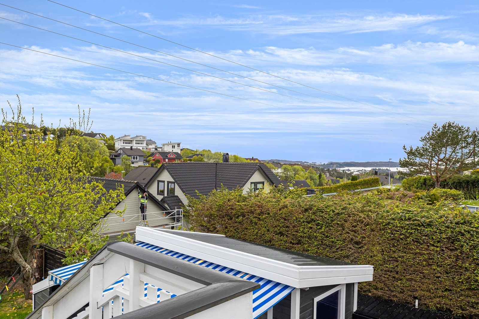 Etasjen har egen inngang via terrasse fra 2. etasje og flott utsikt. Galleribilde