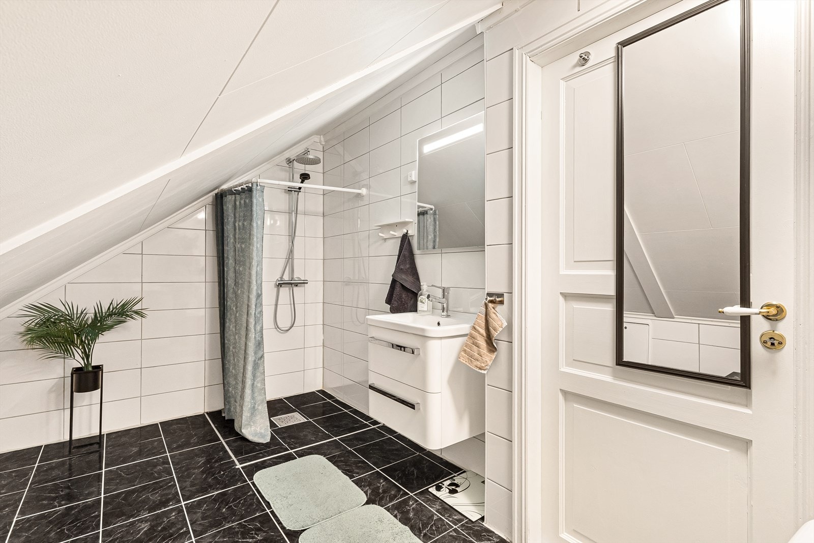 Badet har fliser på gulv og vegger. Galleribilde