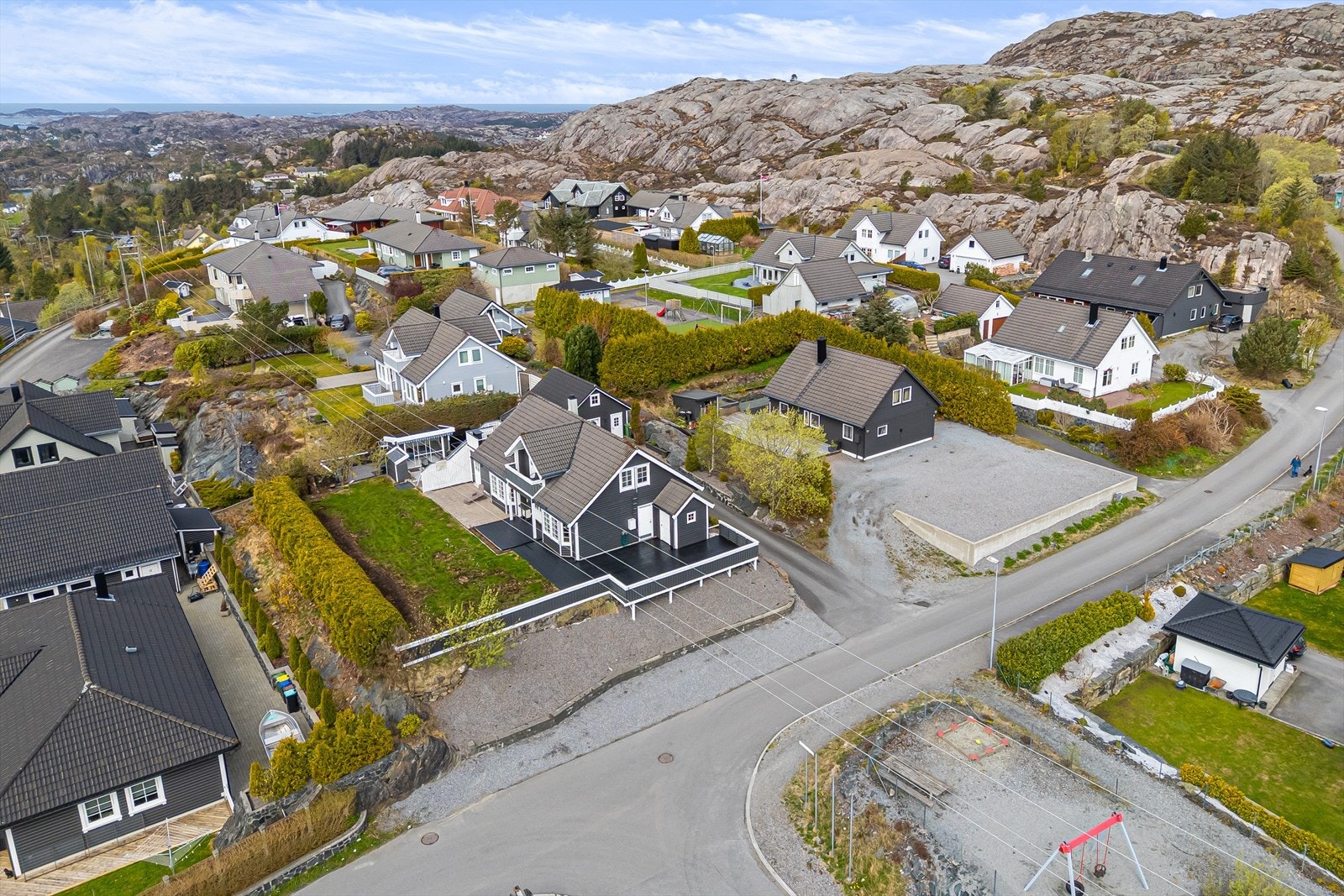 Boligen ligger i rolig gate ca. 15 min. kjæring fra fra Straume og Sartor senter. Det er ca. 12 minutter til Ågotnes og 25 minutter til Bergen sentrum. Galleribilde