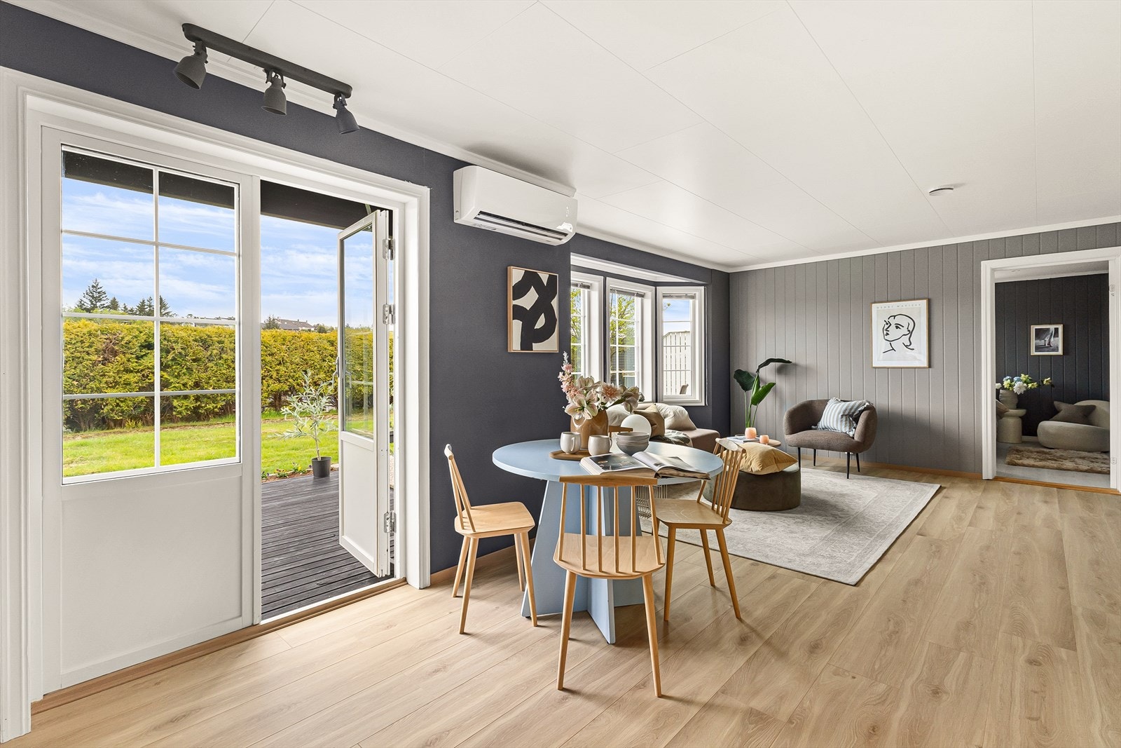 Fra stuen er det utgang til uteområdet. Galleribilde