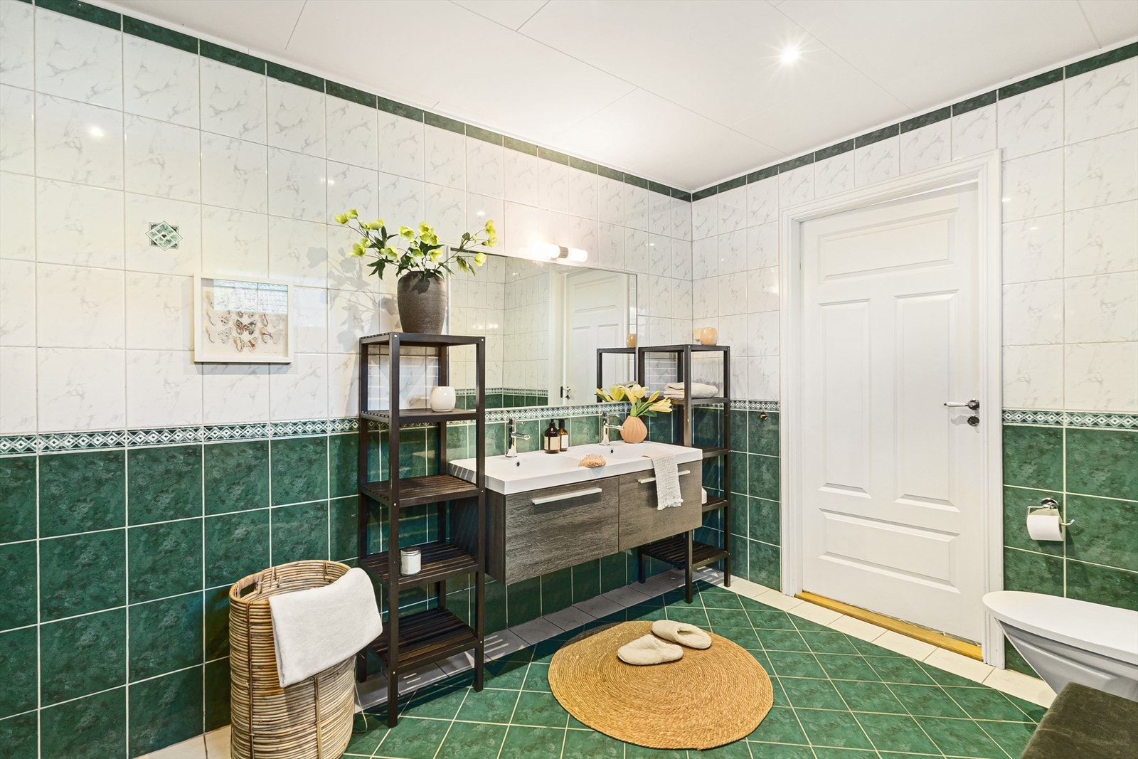 Badet er romslig og innredet med dobbel servant i baderomsmøbel, toalett og dusjvegger/hjørne. Galleribilde