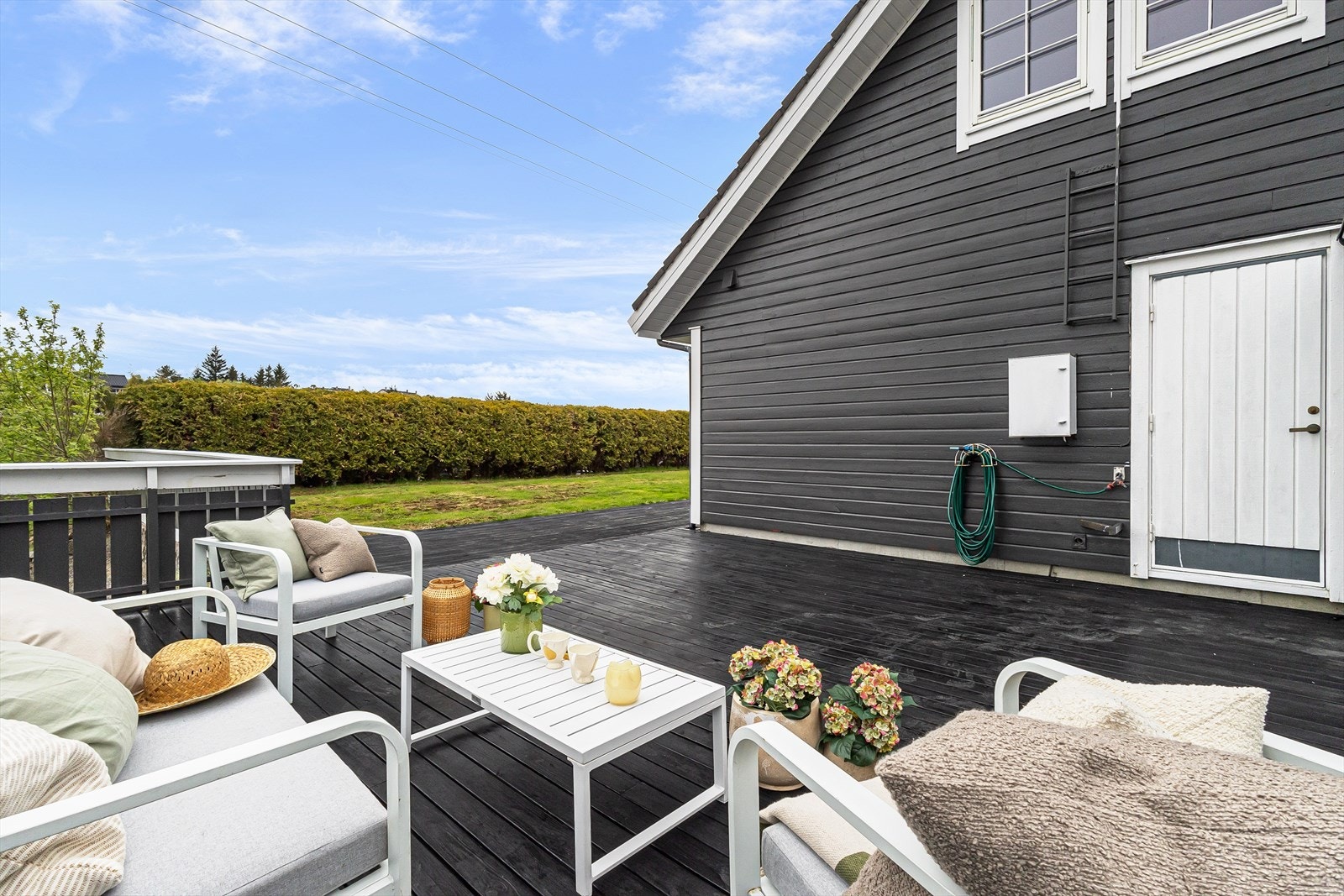 Ypperlige solforhold på tomten med sommersol fra tidlig morgen til sen kveld, sommerstid. Galleribilde