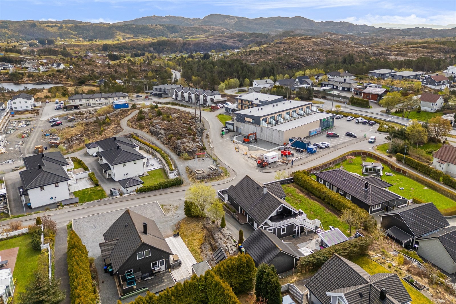 Det er kort gangavstand til skole, barnehage, idrettsplass, dagligvarebutikk og lekeplass. Det er også bussholdeplass i kort gange fra boligen. Galleribilde