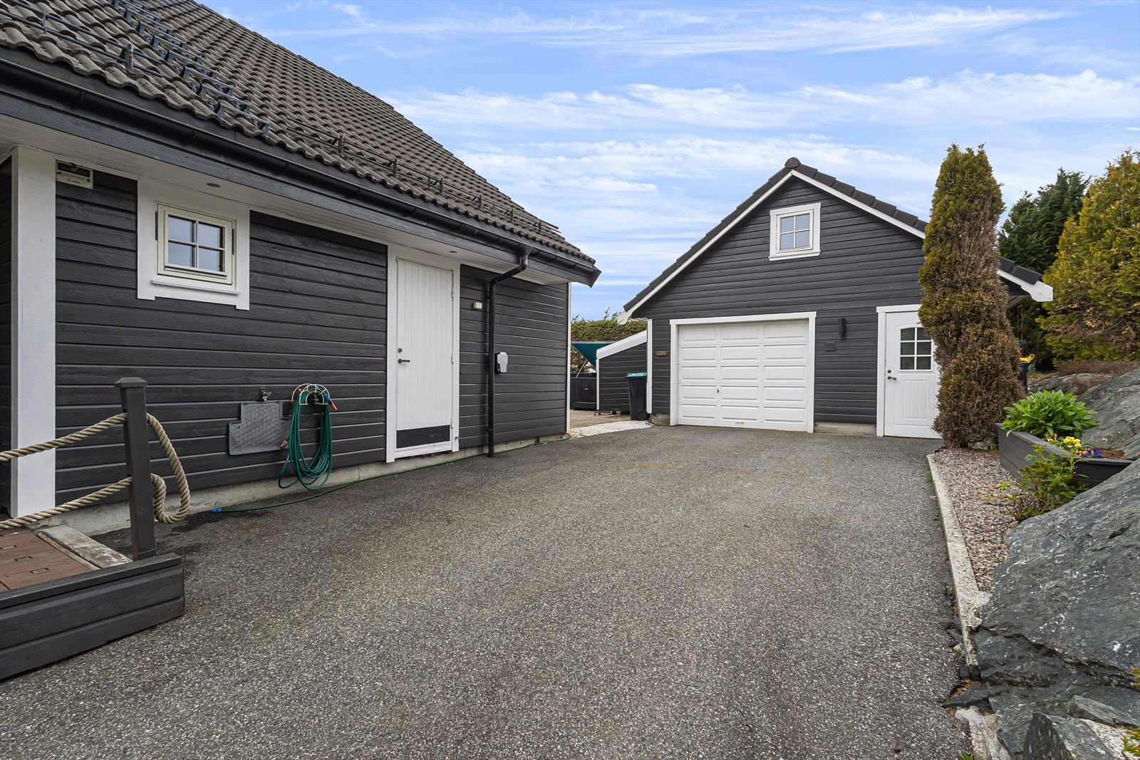 Eiendommen har asfaltert gårdsrom med god plass til flere biler. Montert elbil-lader Galleribilde