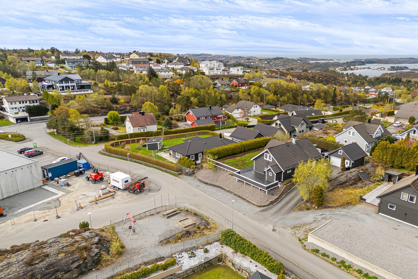 Eiendommen har en attraktiv og barnevennlig beliggenhet i et populært boligområde. Galleribilde