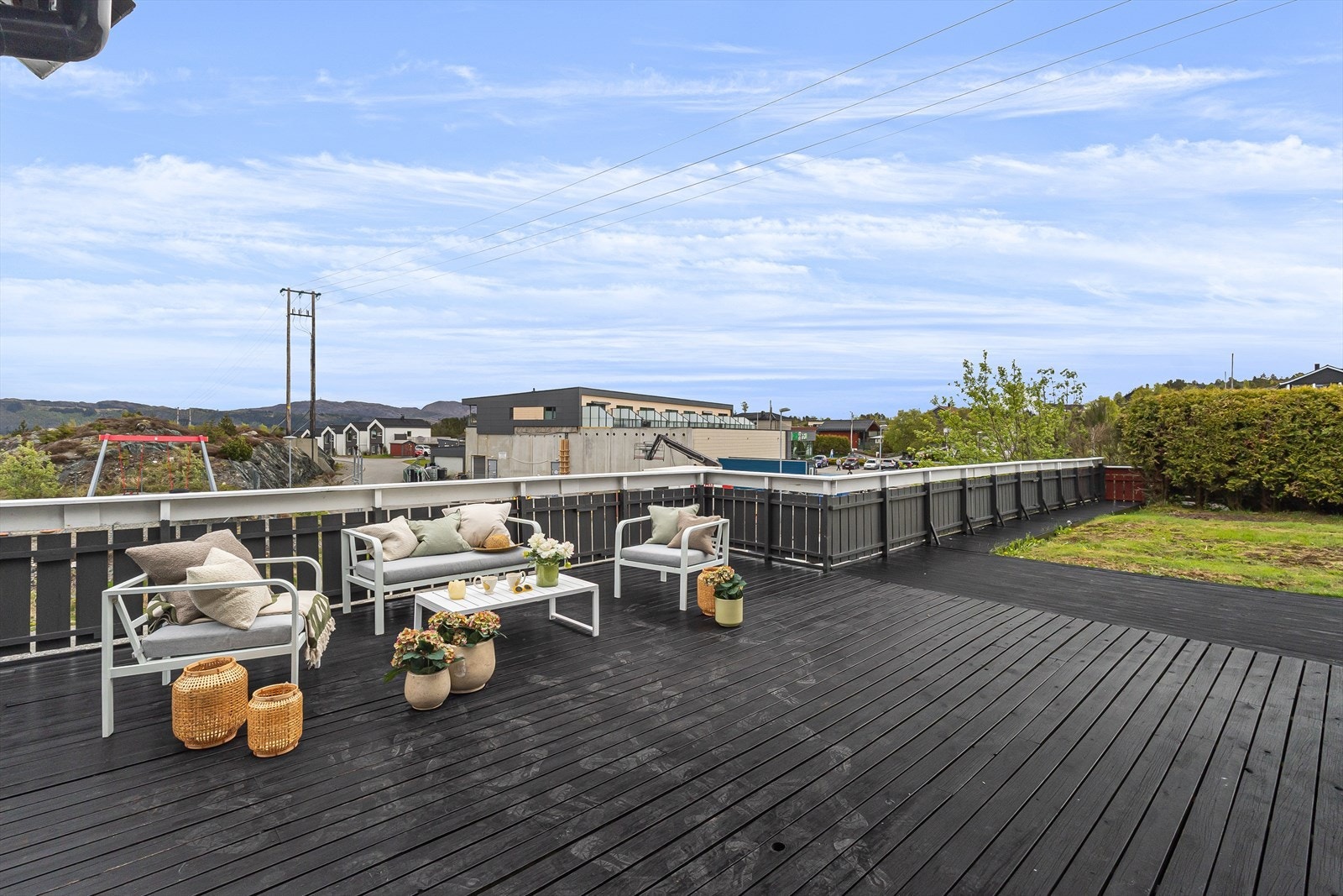 Fra stuen er det utgang til herlig uteområde hvor man blant annet har stor terrasse på ca. 70 m². Galleribilde