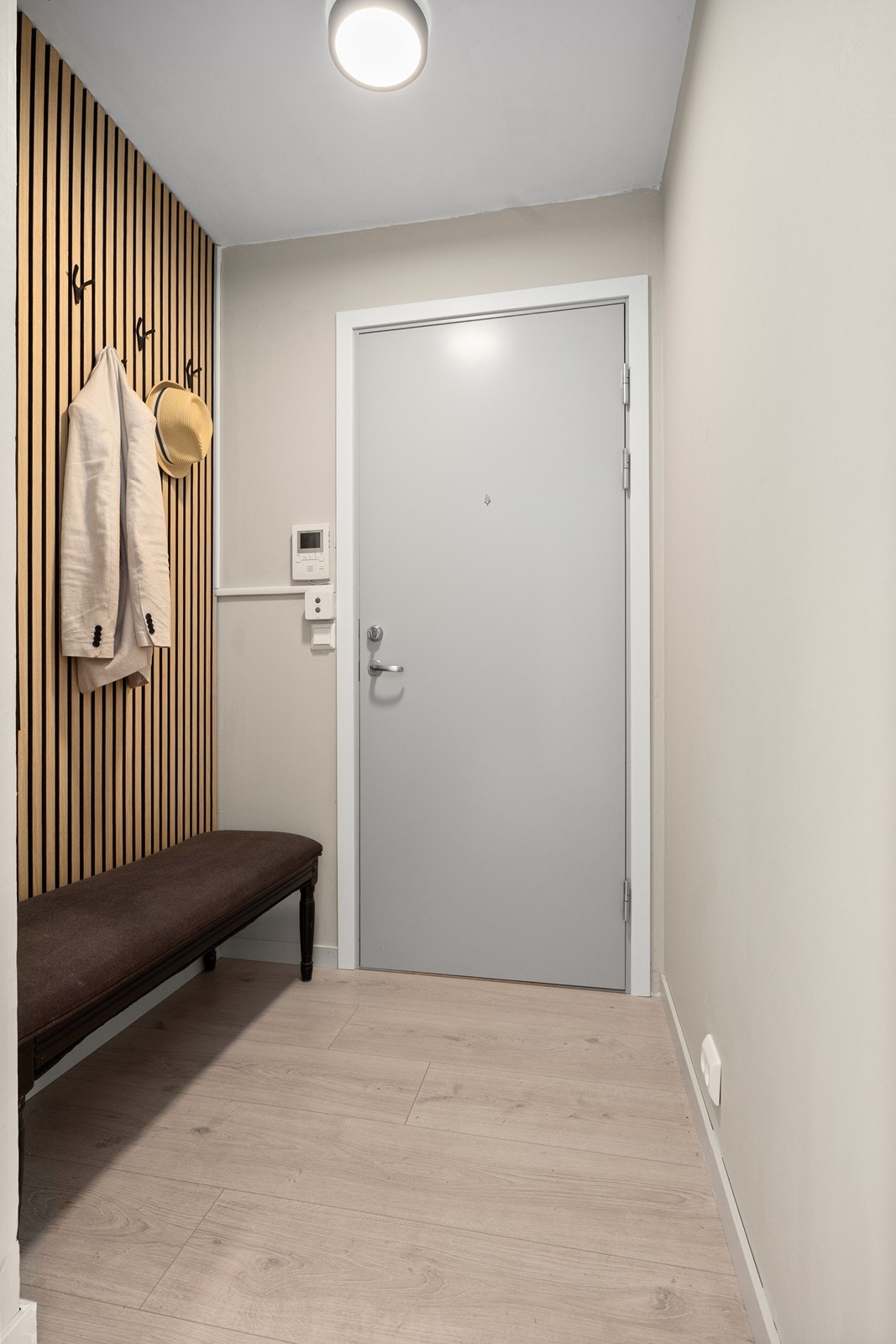 Innbydende entré med moderne uttrykk Galleribilde