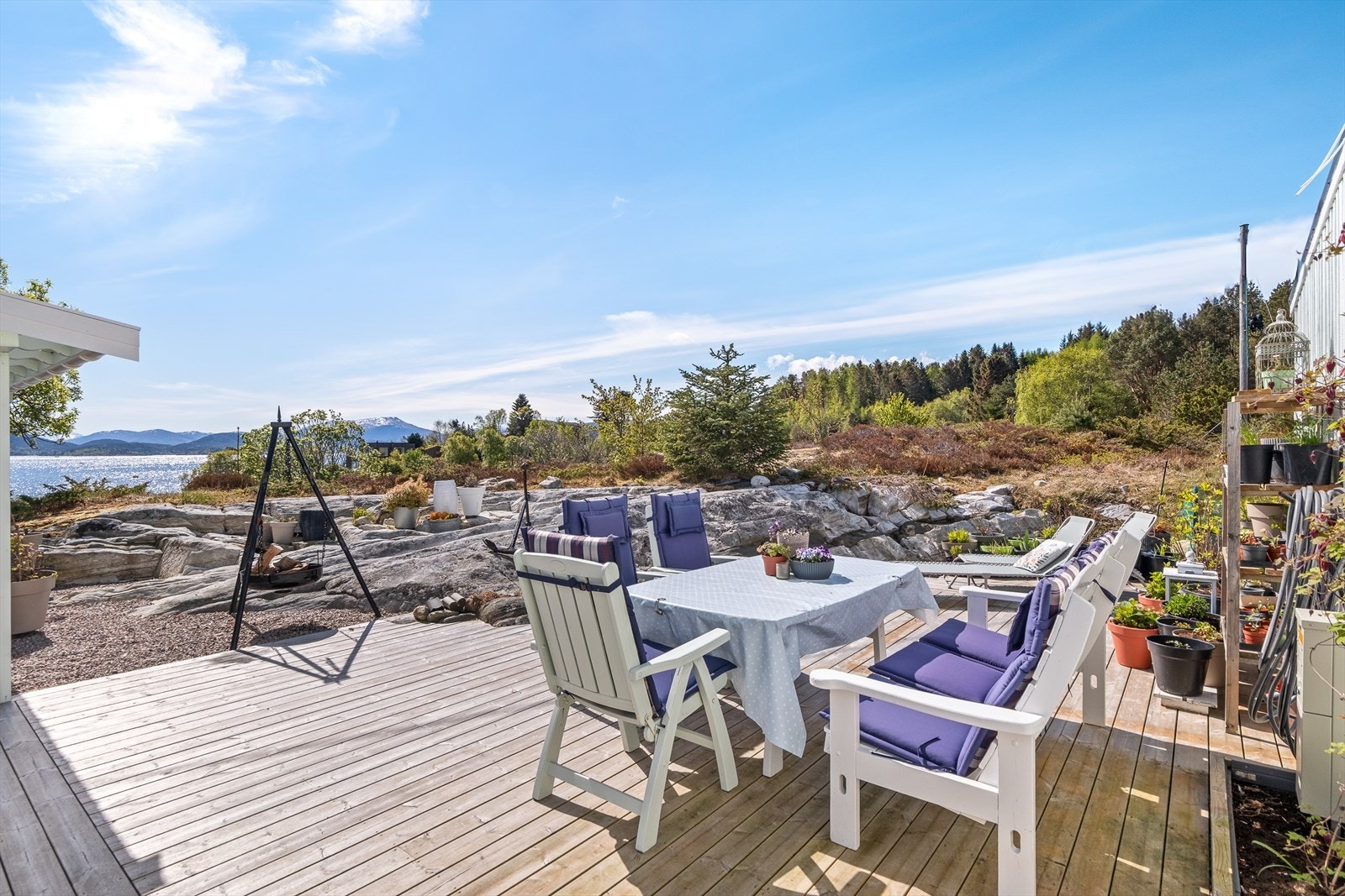 Solrik terrasse med flott utsikt Galleribilde