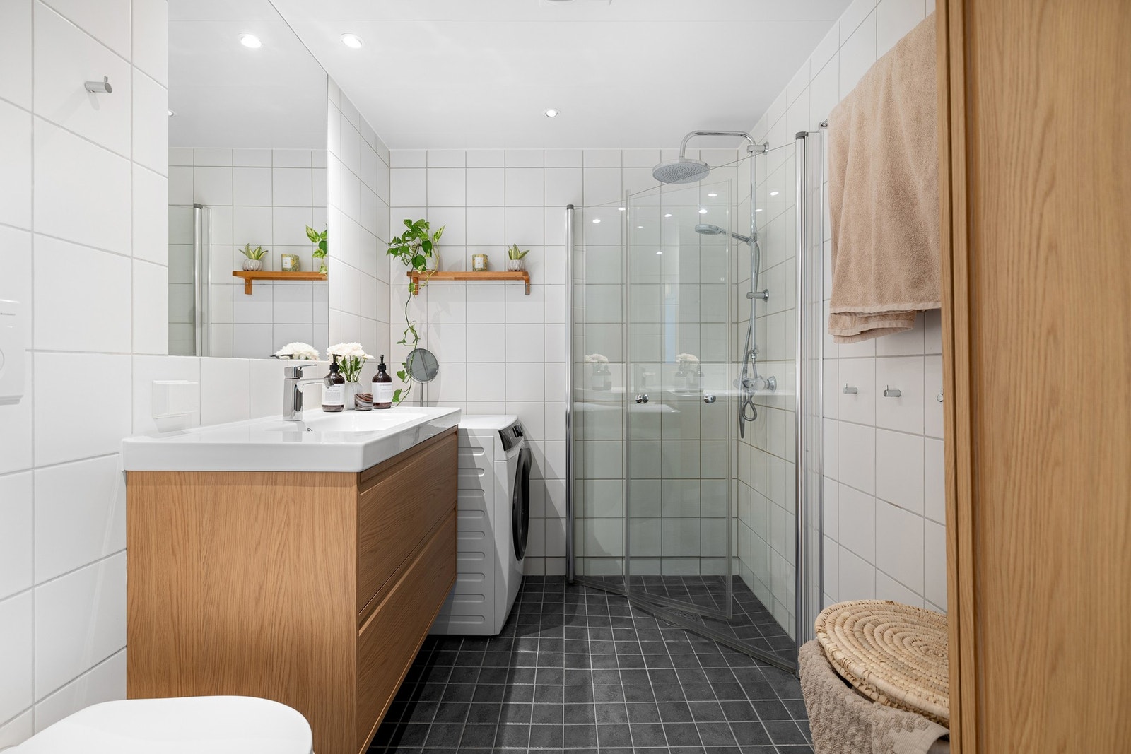 - Badet oppleves velholdt og romslig - Galleribilde